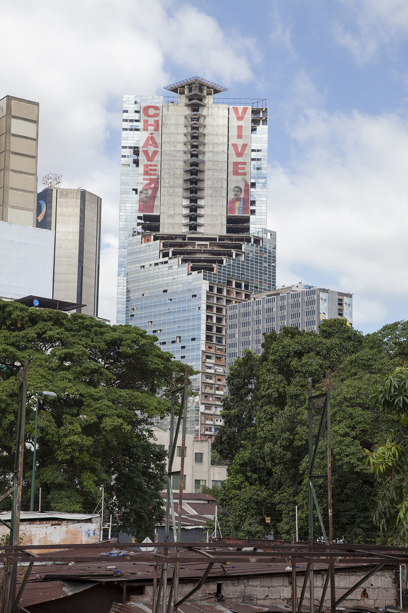 La fachada de la Torre David con un cartel de 'Chvez vive', flanqueado por otro de Maduro.