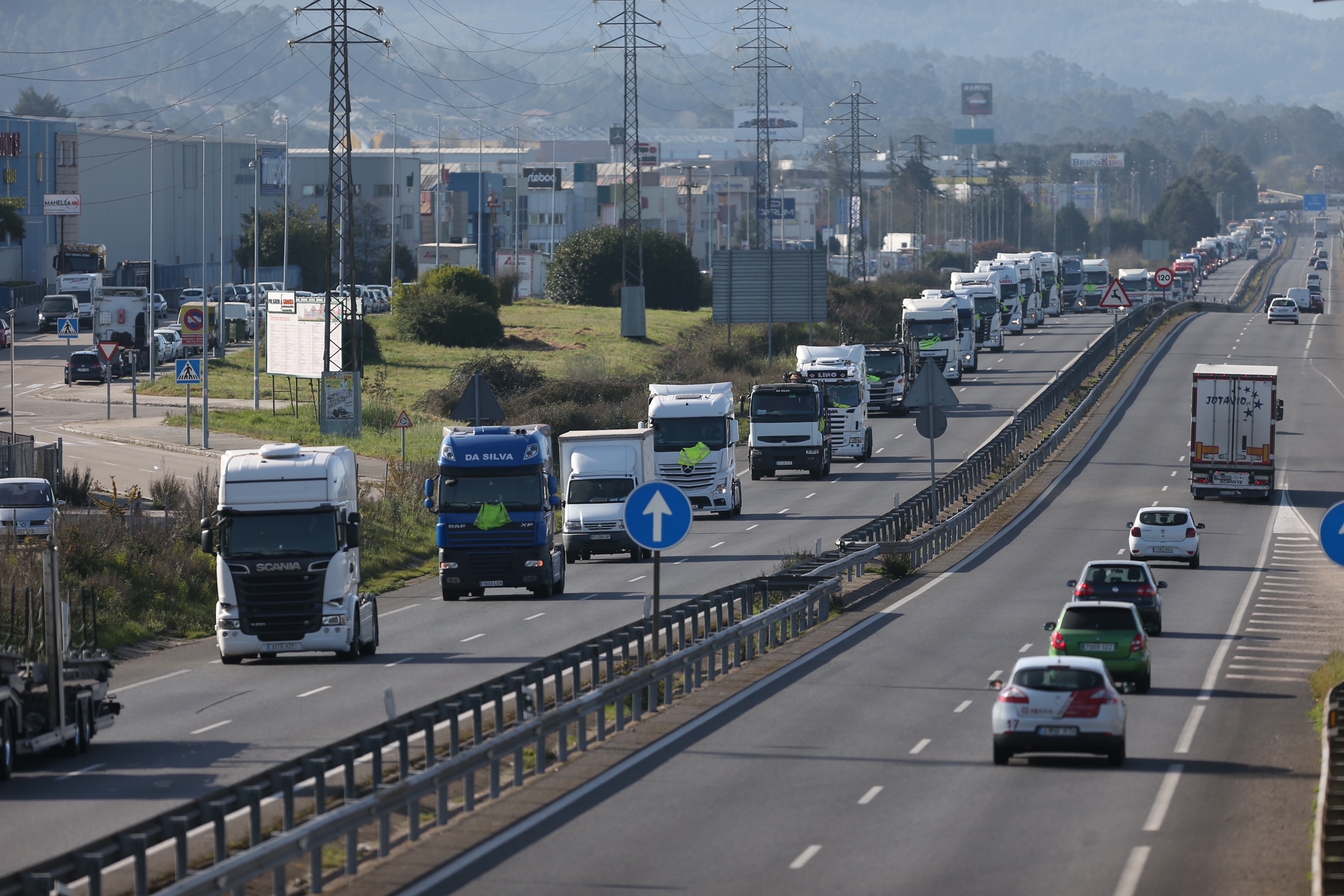 La caravana de camiones que recorre la A-55 desde Tui hasta Vigo.