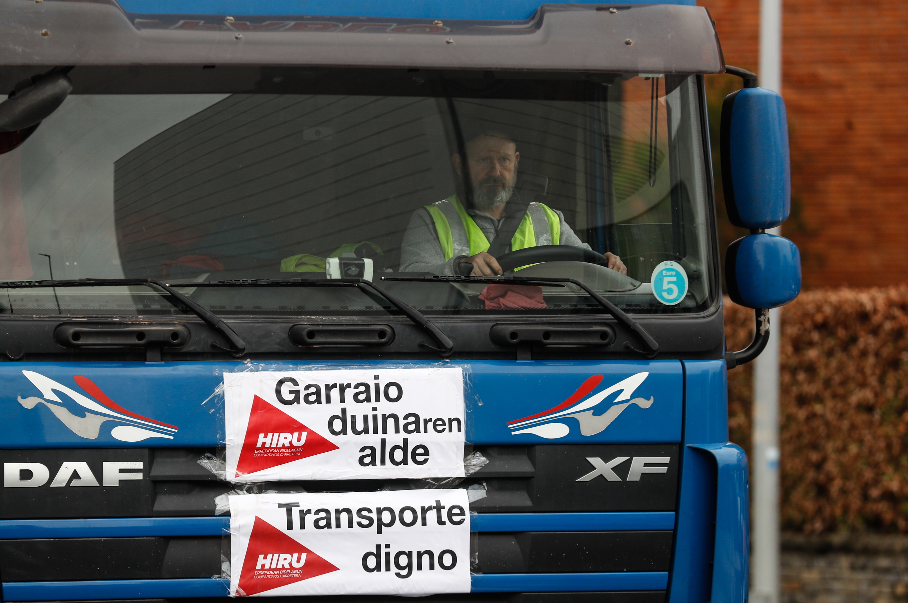 Un camionero participa en la caravana que ha recorrido las carreteras de Gipuzkoa durante esta maana.