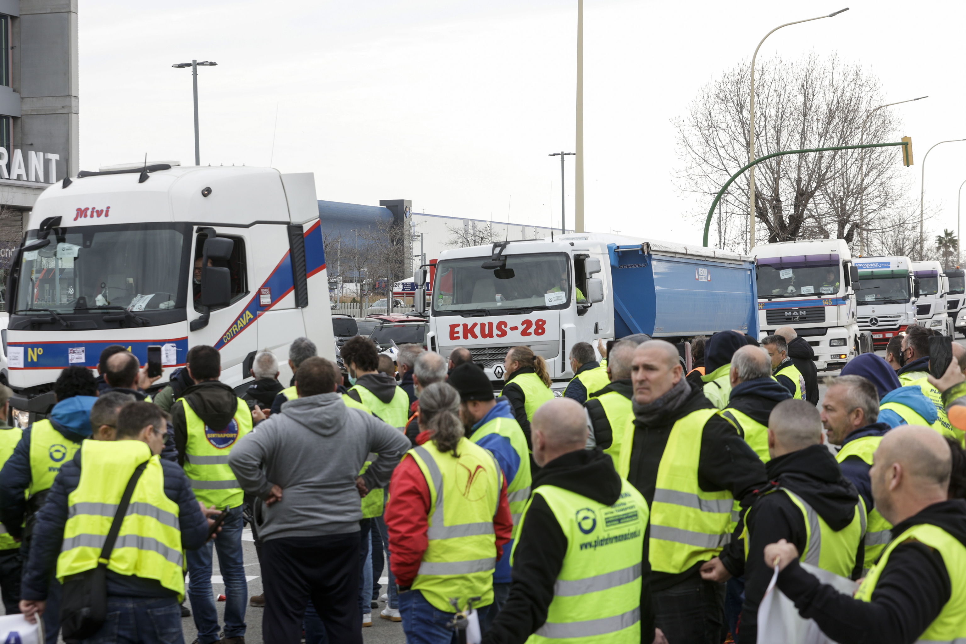 Un centenar de camioneros, en una marcha lenta en el Baix Llobregat
