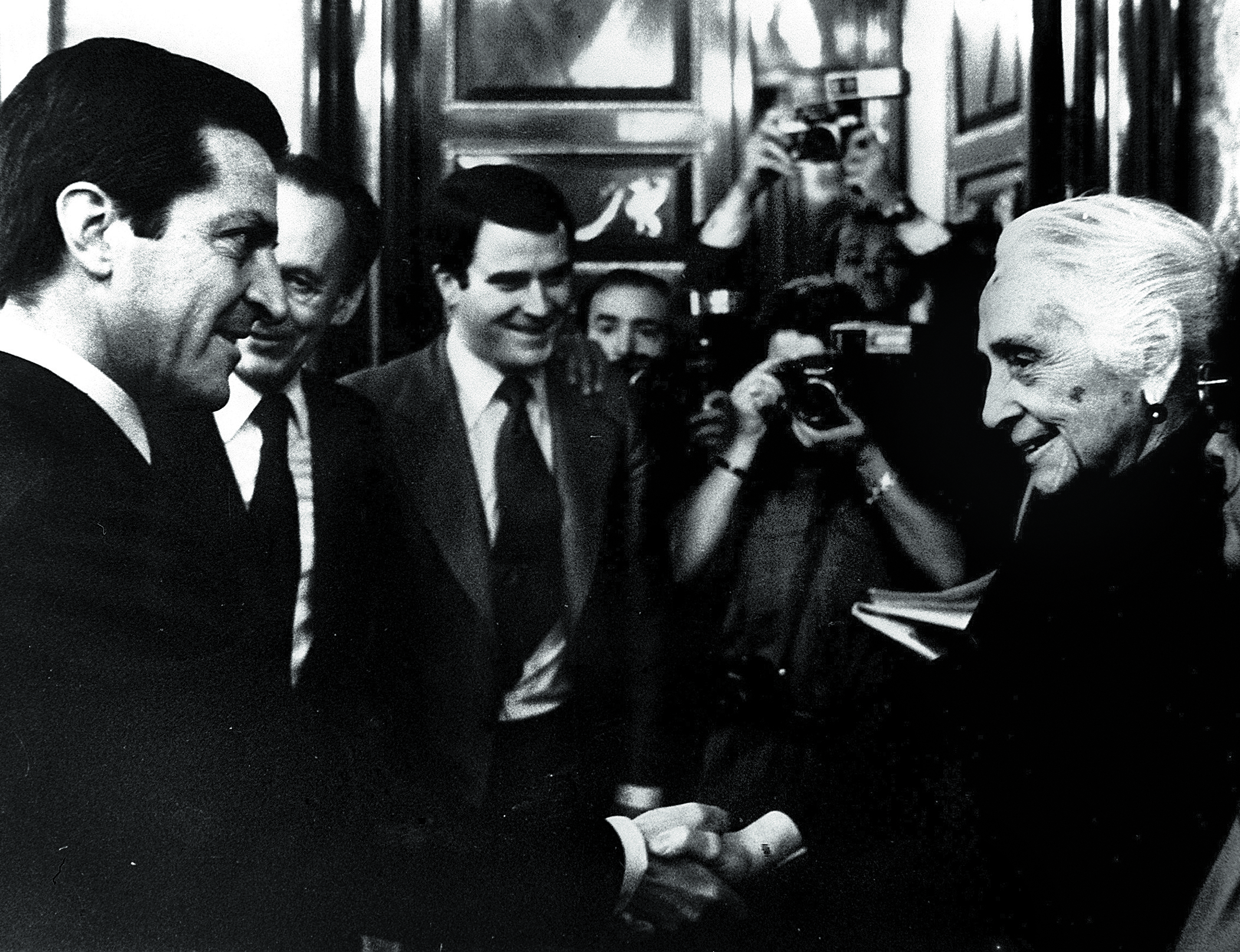 'Pasionaria' y Adolfo Surez, en las Cortas, el 13de julio de 1977.