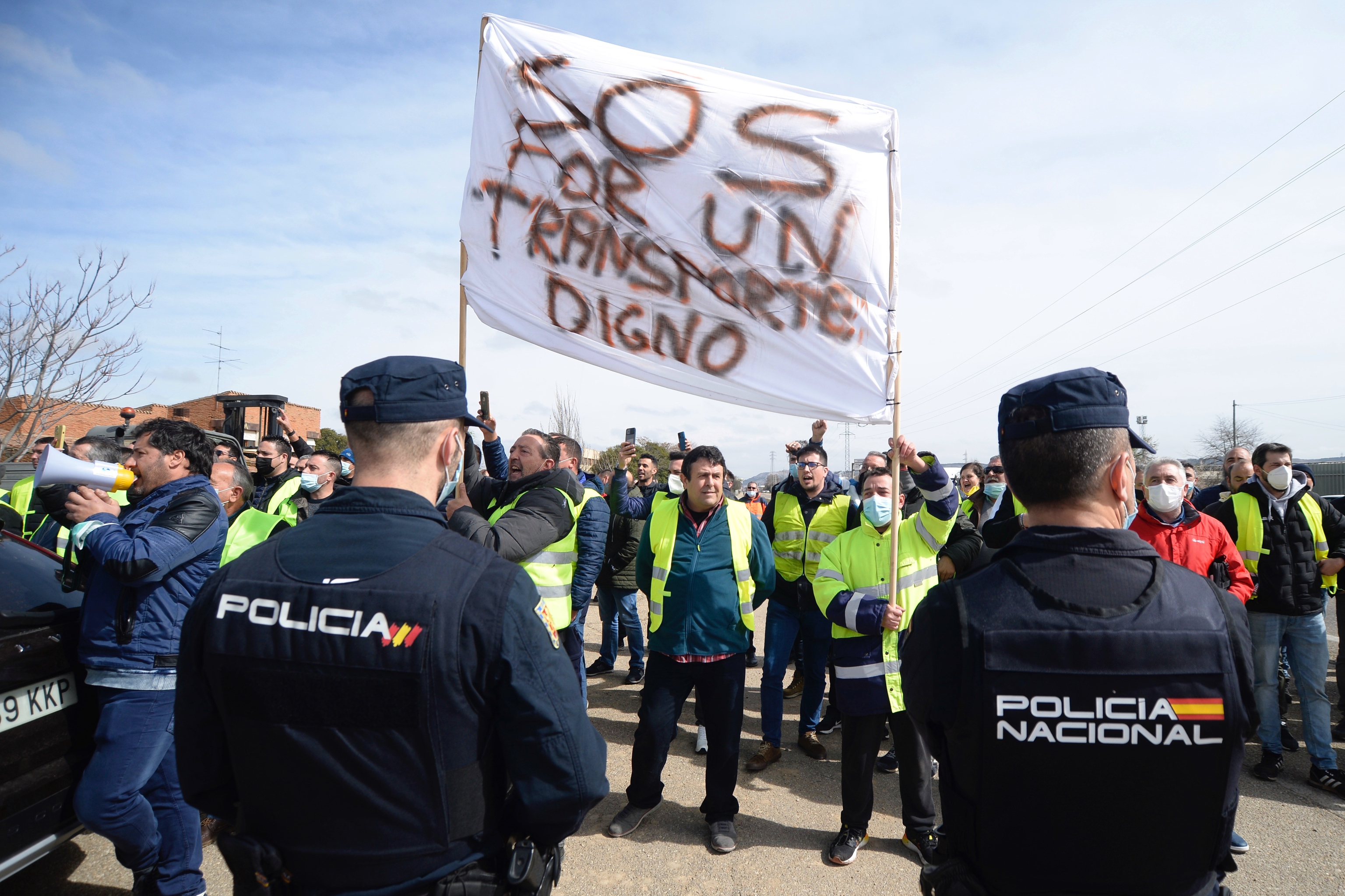 Protesta de transportistas en un acto en Valladolid en el que han increpado a la ministra Raquel Snchez.
