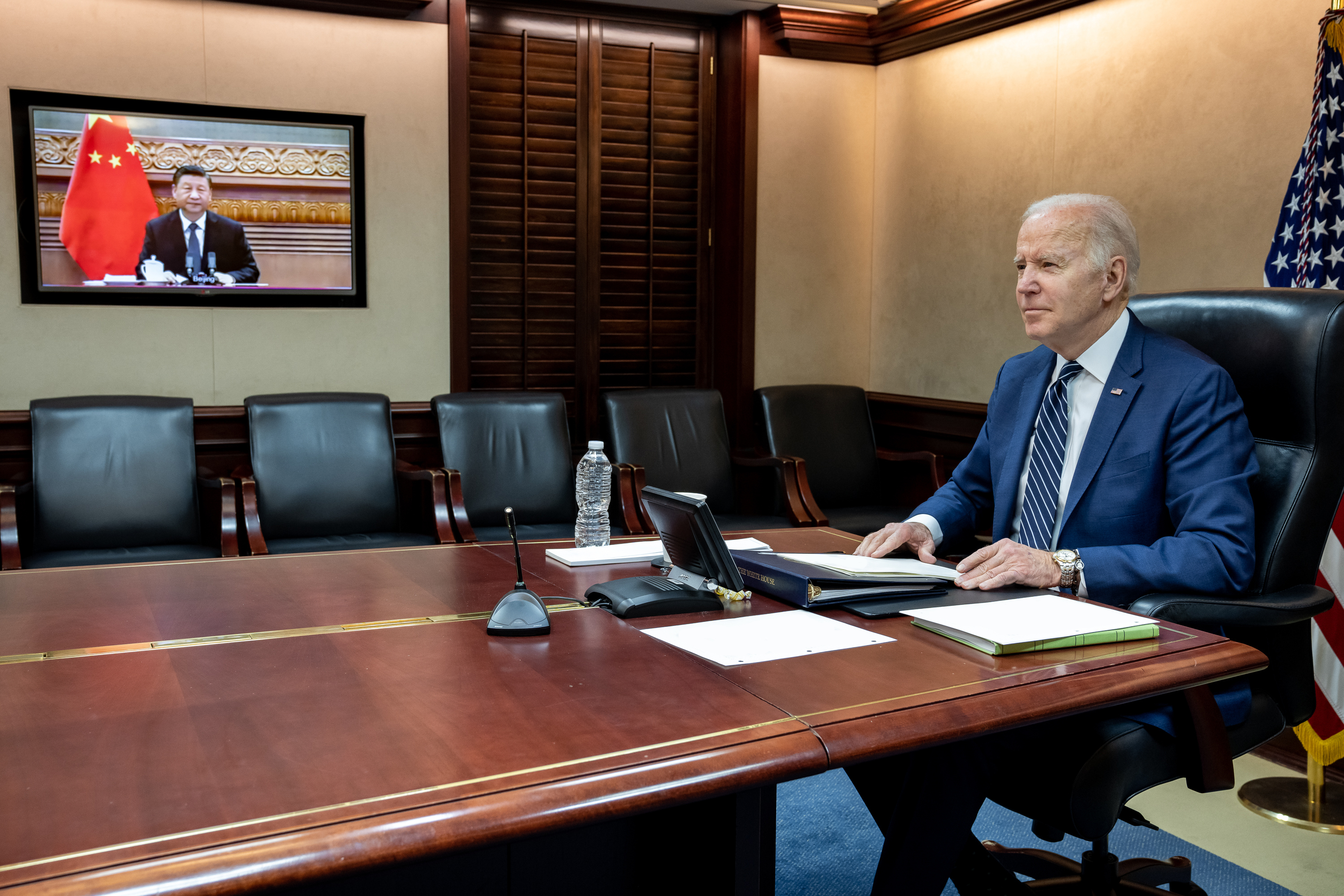 El presidente estadounidense, Joe Biden, conversa con su homlogo chino, Xi Jinping.