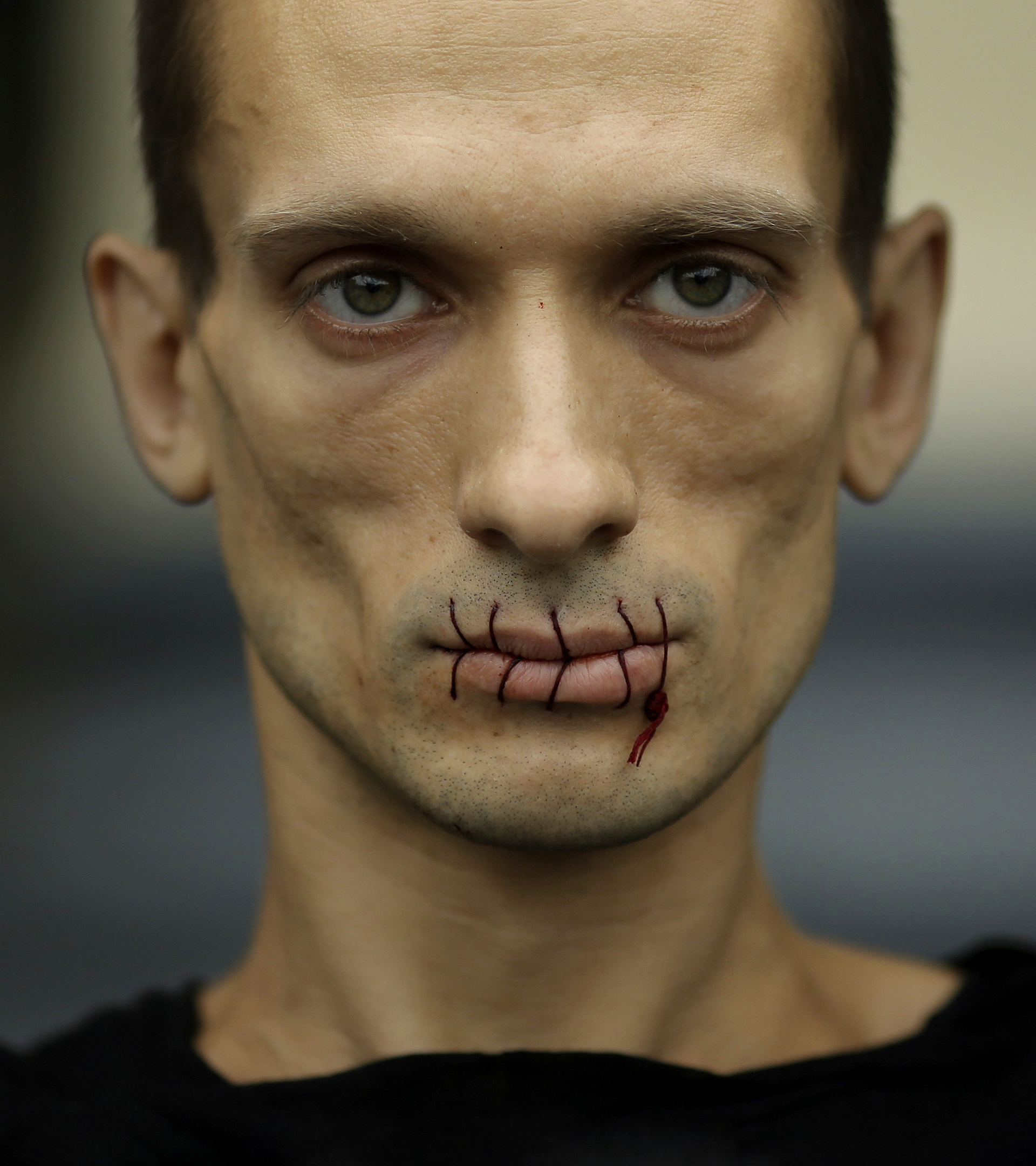 'Sutura' (2012) fue la primera accin de protesta poltica de Piotr Pavlenski.