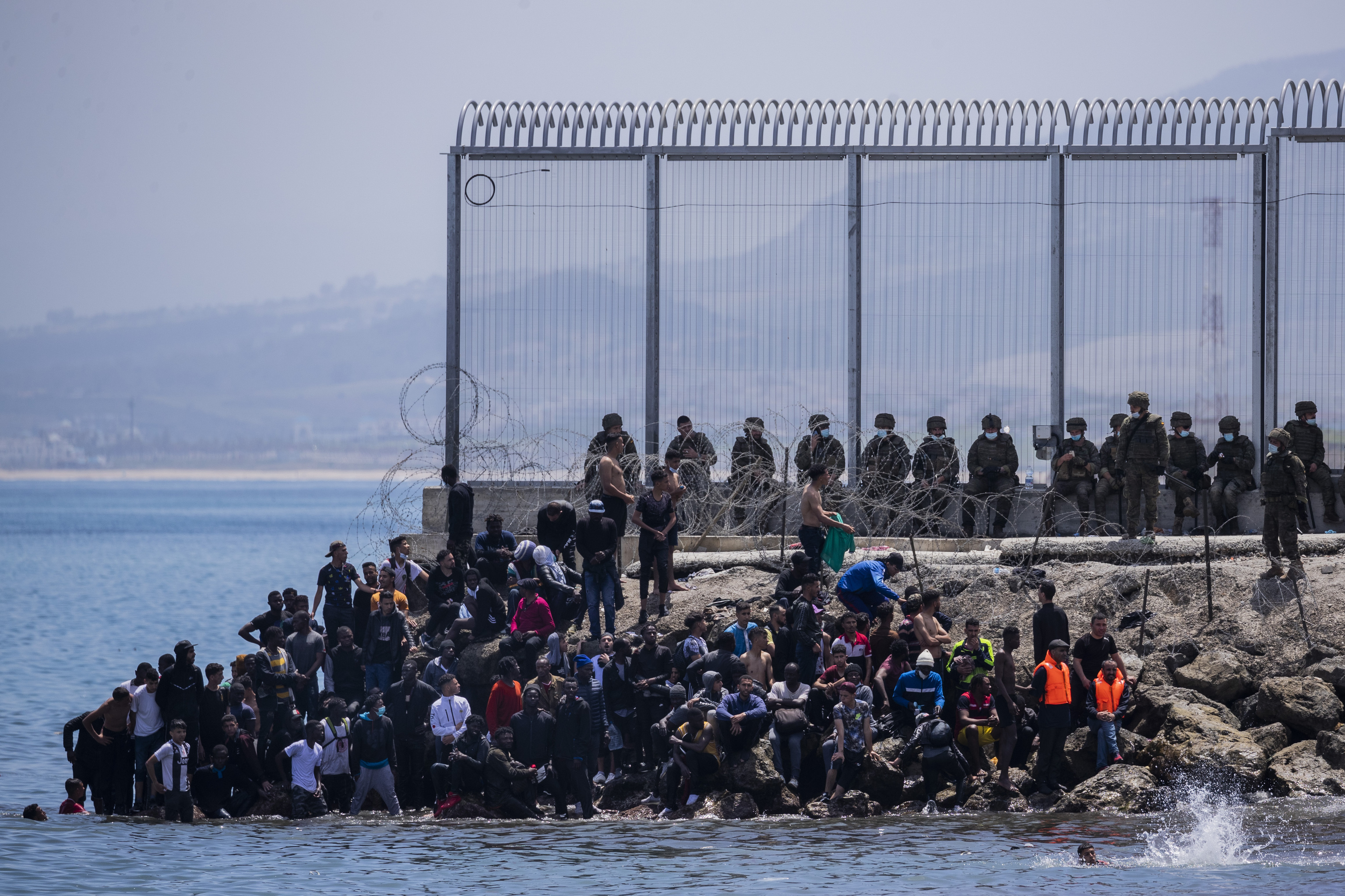 Imagen de decenas de inmigrantes en Ceuta, en la entrada masiva que se produjo en mayo de 2021.