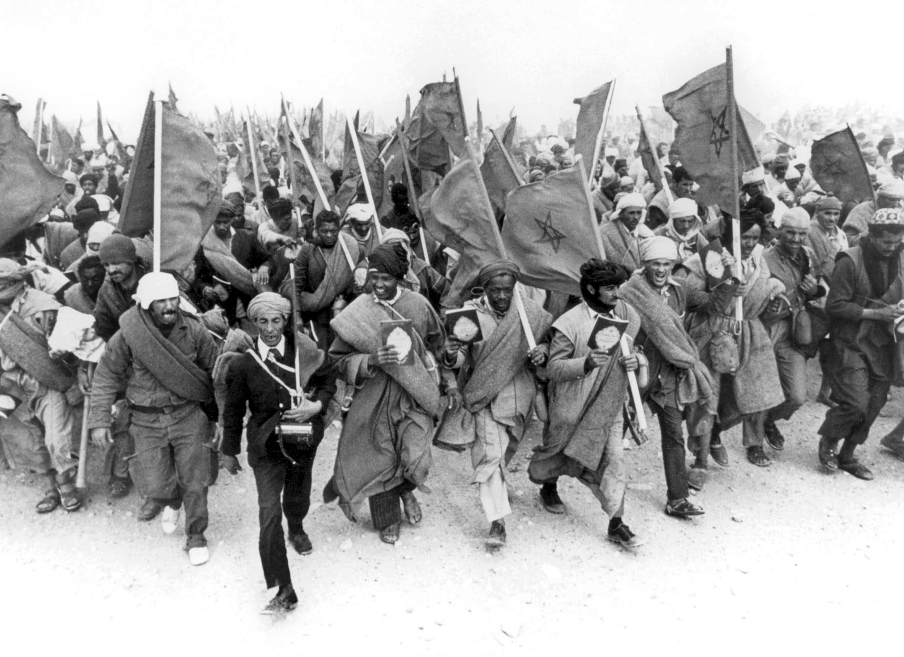 Manifestantes marroques en la Marcha Verde portando ejemplares del Corn, el 6 de noviembre de 1975.