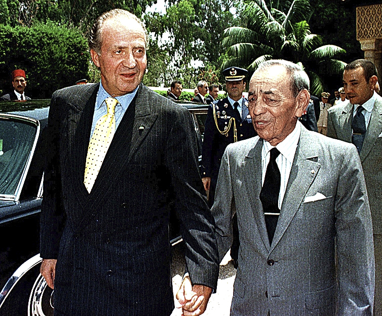Juan Carlos I, recibido por el rey Hassan II.