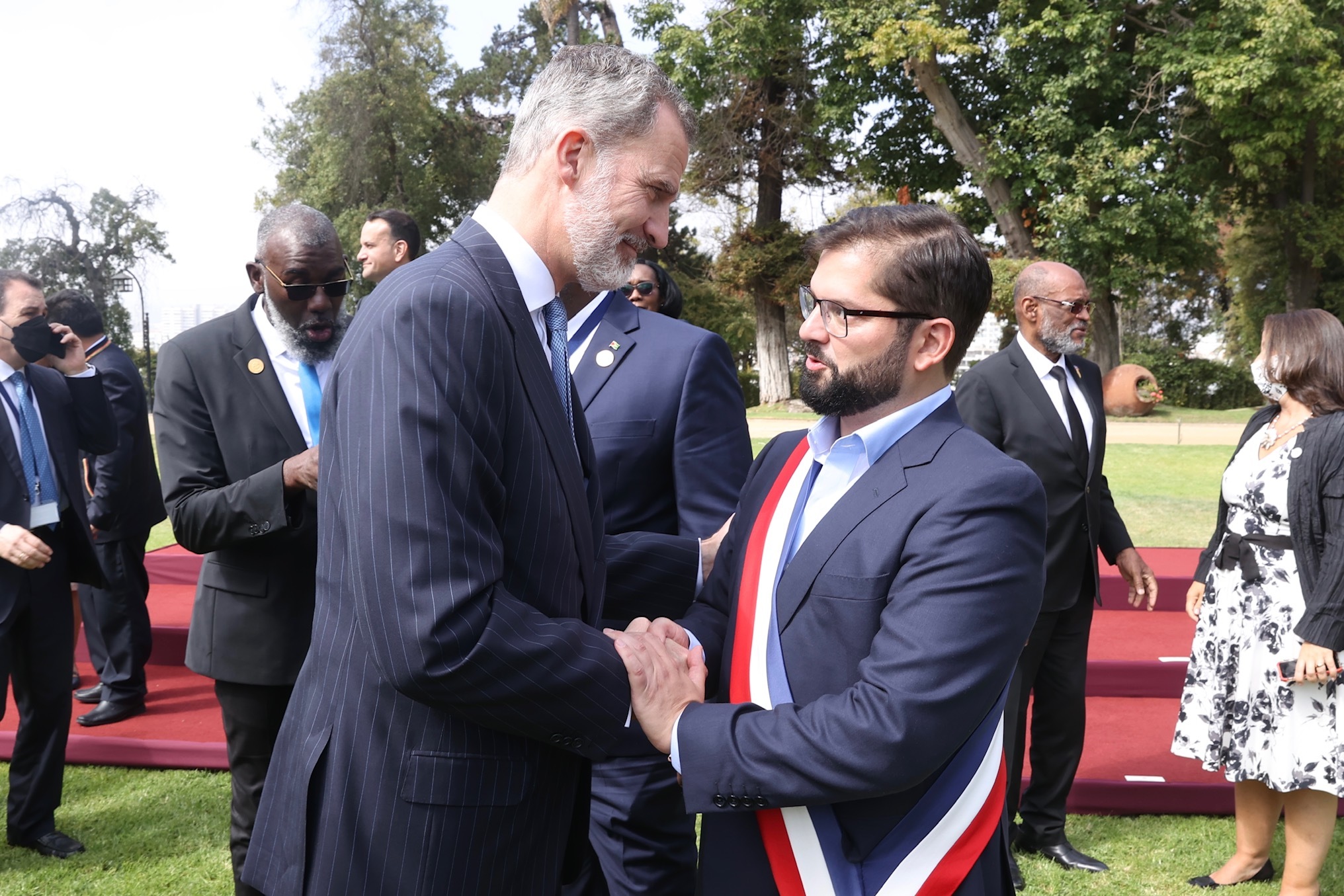 Felipe VI saluda al nuevo presidente de Chile, Gabriel Boric.