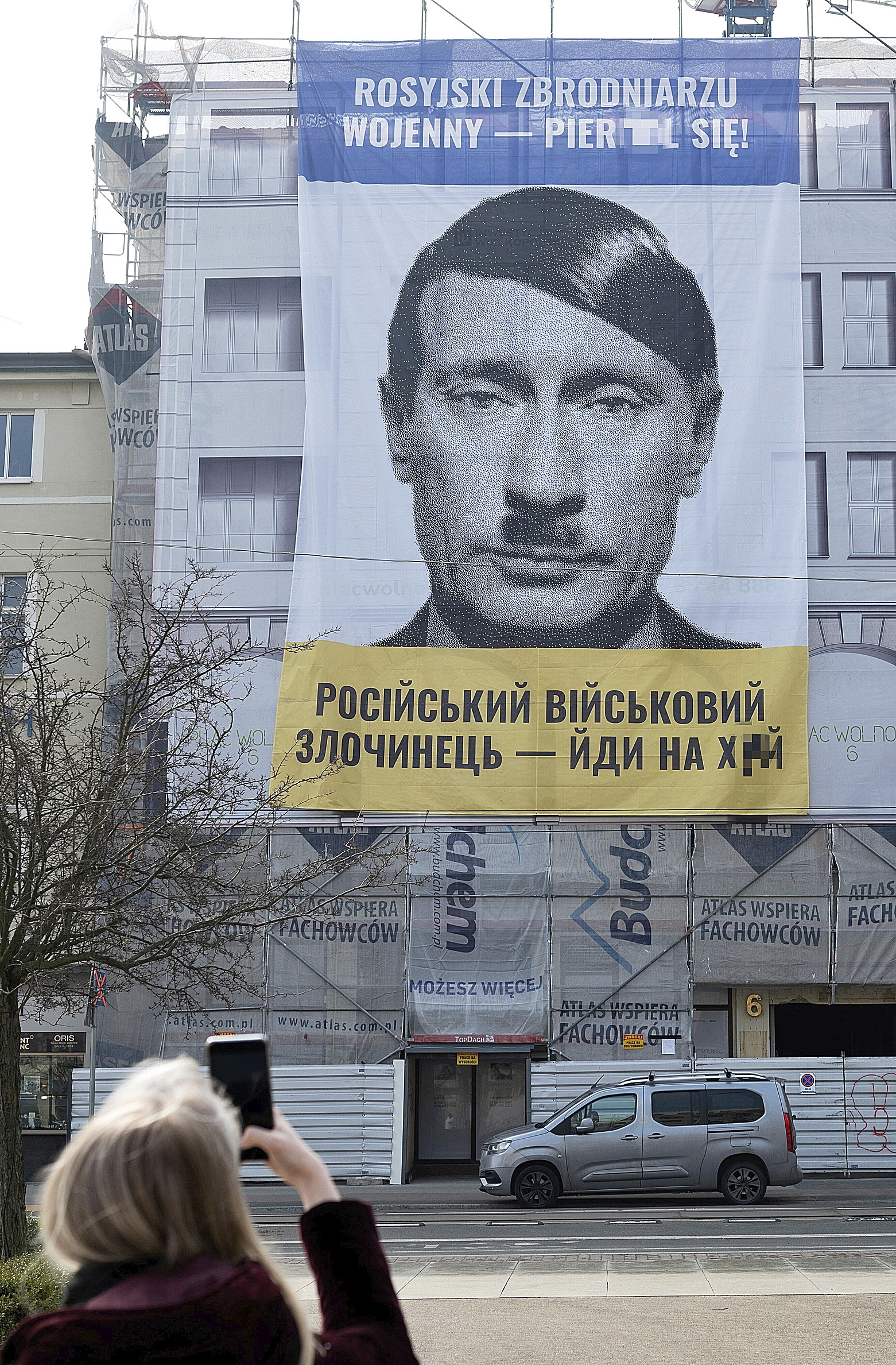 Un cartel de Putin caracterizado como Hitler, en Poznan (Polonia).