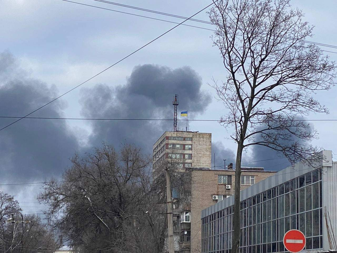 Ucrania denuncia el bombardeo de una escuela con 400 civiles dentro en Mariupol