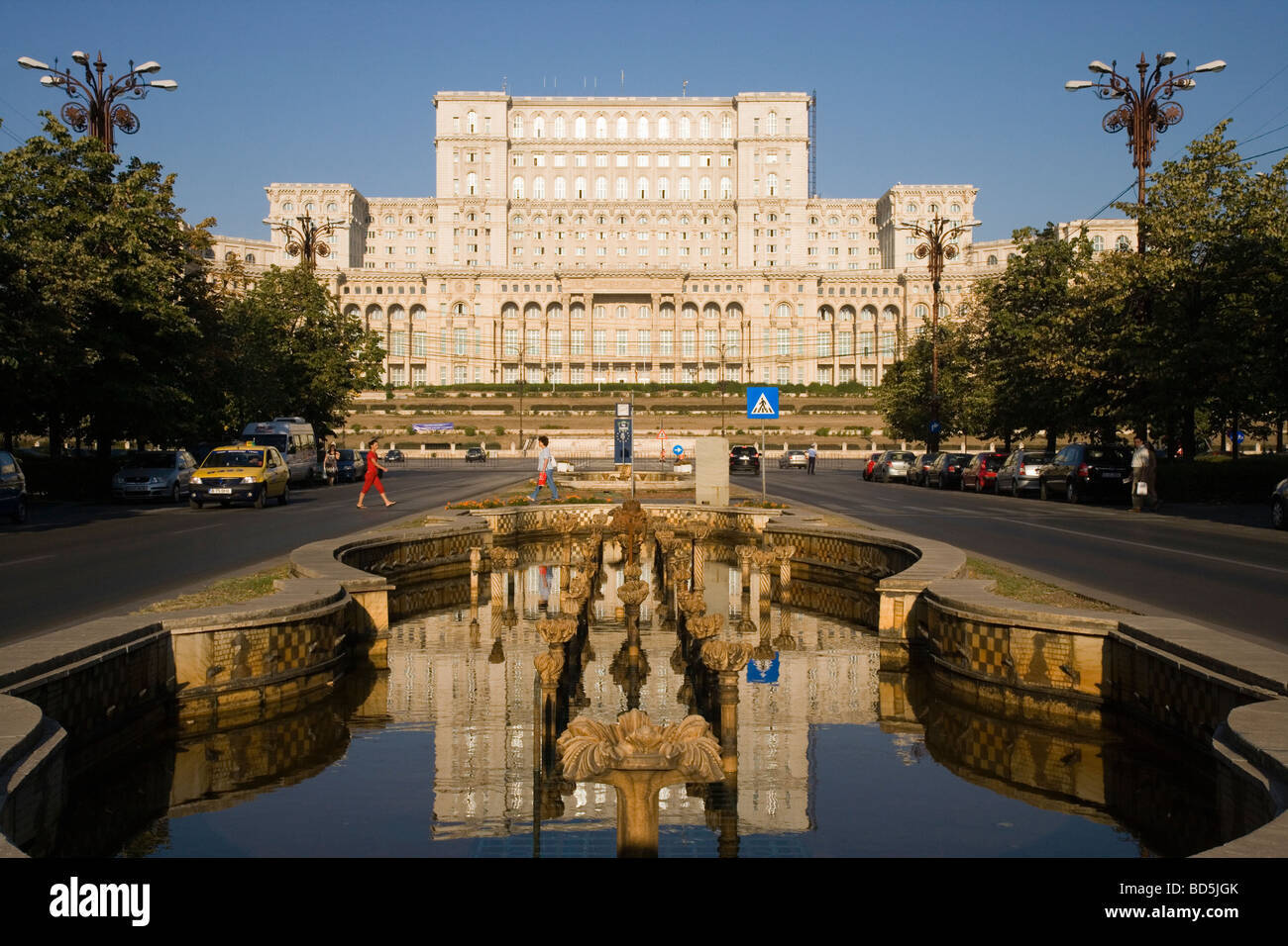 El bulevar Unirii de Bucarest, con el Palacio del Parlamento al fondo.
