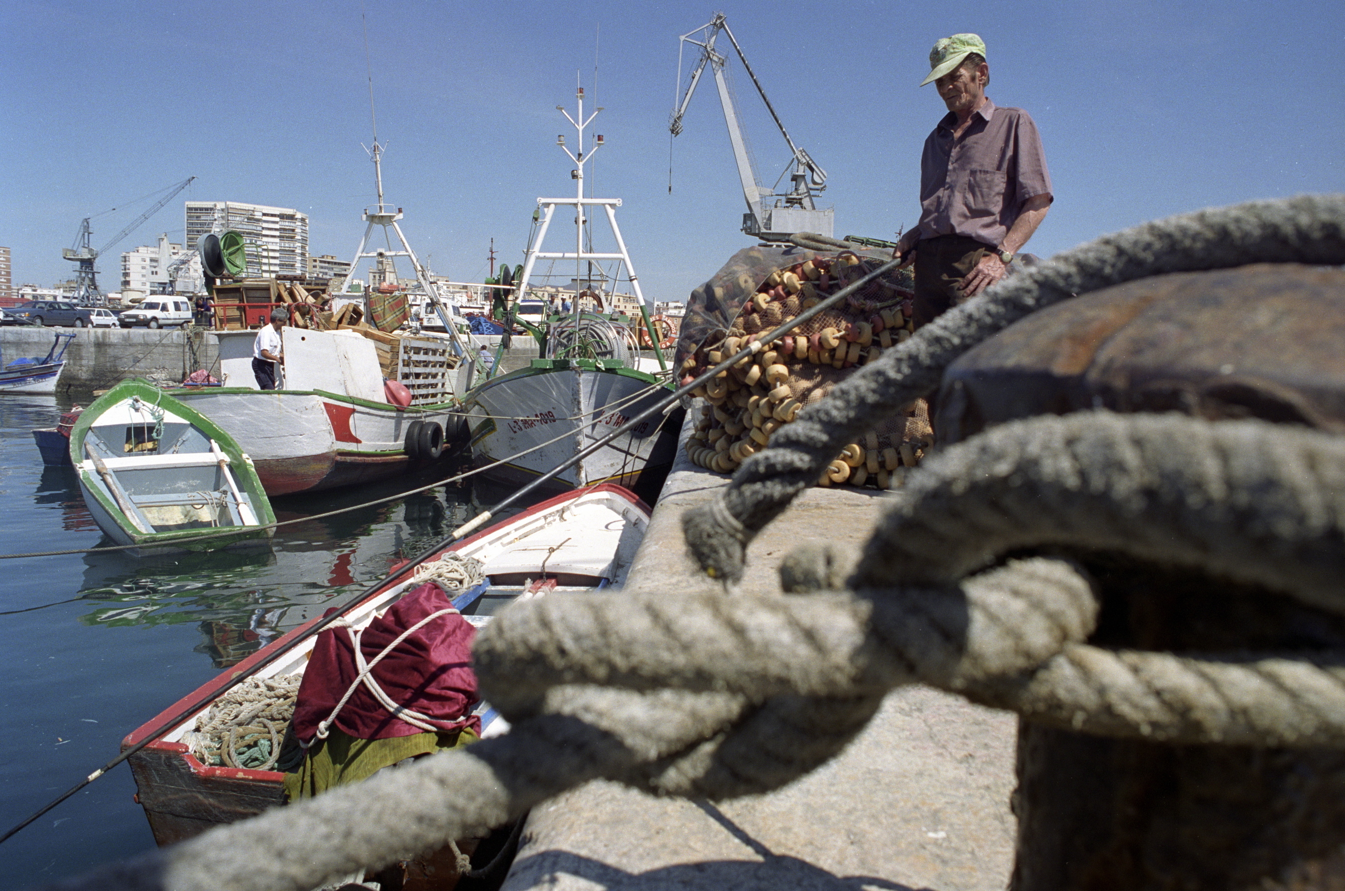 Parte de la flota pesquera espaola que faena en los caladeros de Marruecos, se encuentra amarrada en el puerto de Mlaga a la espera de un acuerdo entre Marruecos y la Unin Europea.
