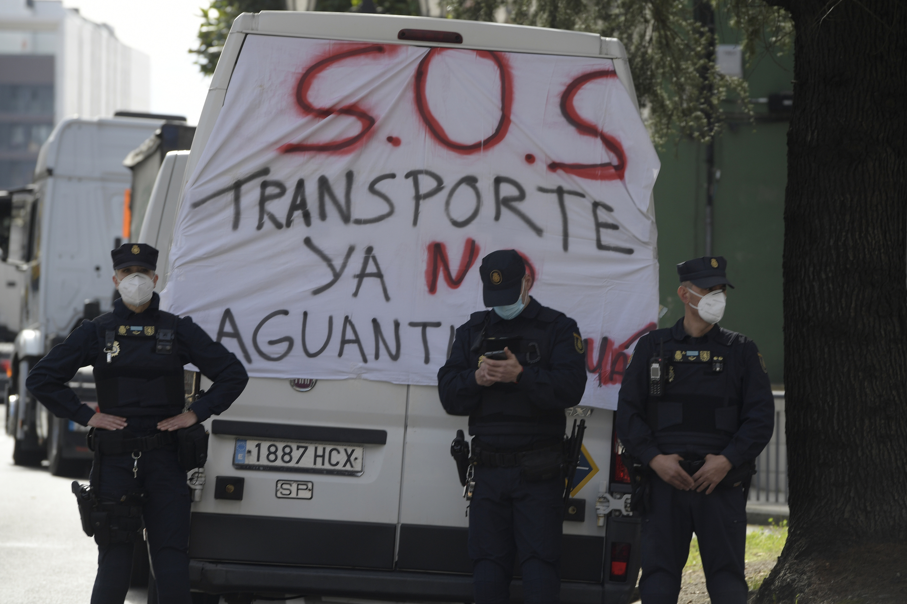 El Gobierno moviliza hoy a tres ministras para abordar la huelga de transportistas pero no hablará con los convocantes