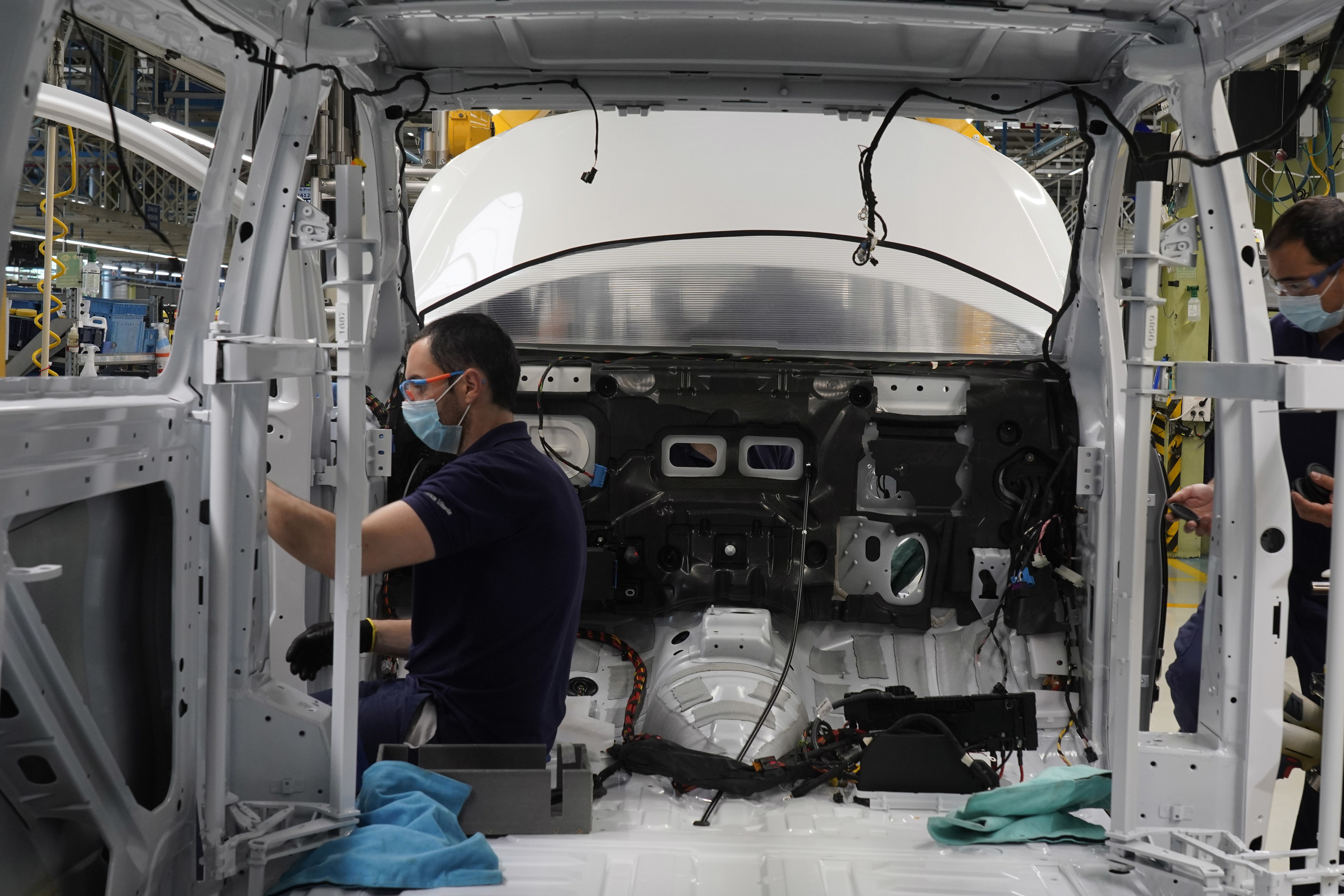 Un operario de la planta de Vitoria de Mercedes trabaja en el montaje de una furgoneta Vito.