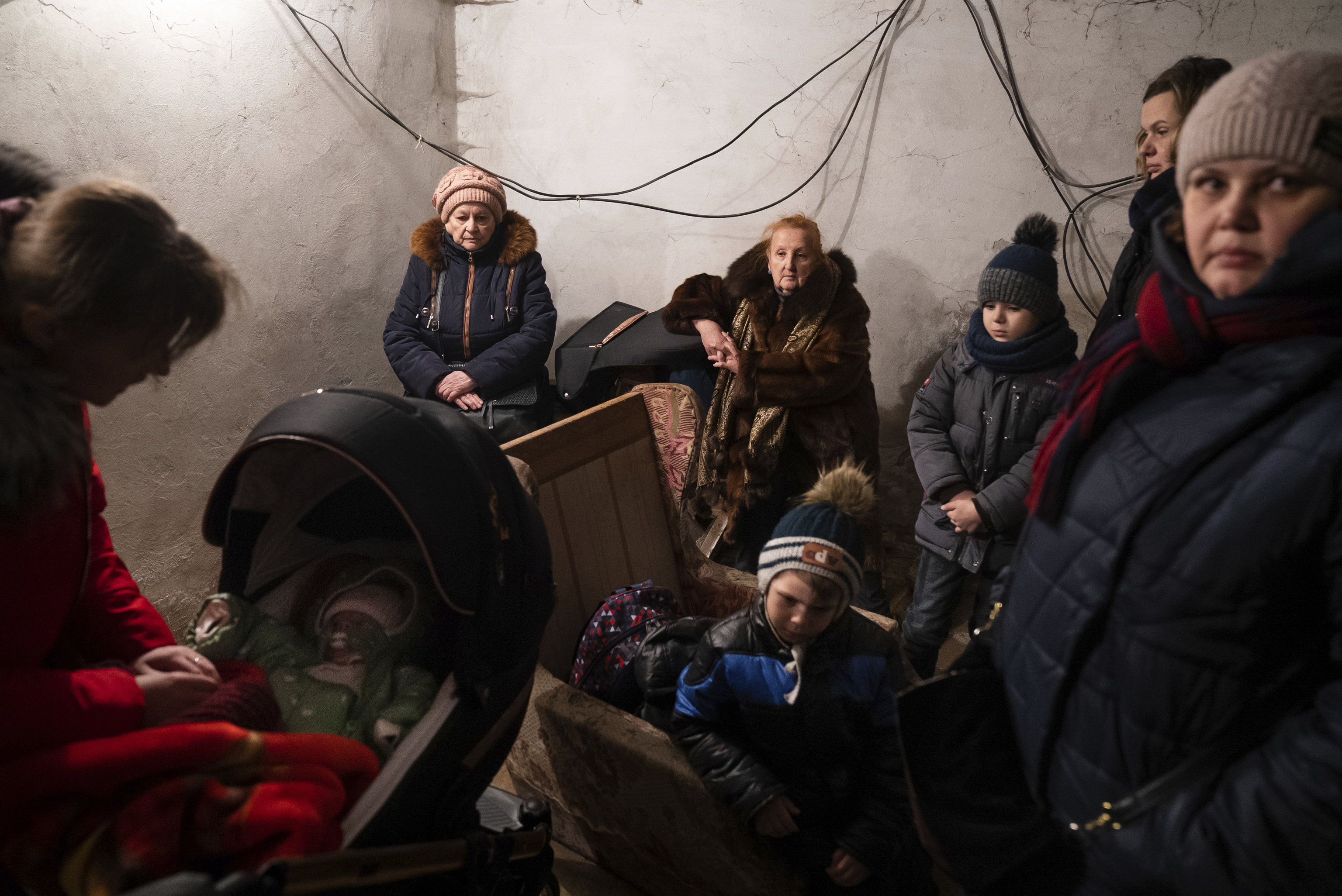 Una familia en un refugio de Mariupol.