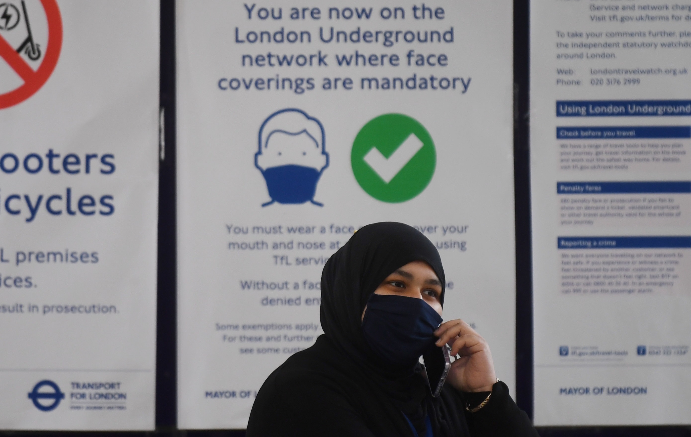 Un letrero para alentar el uso de máscaras se muestra en una estación en Londres.