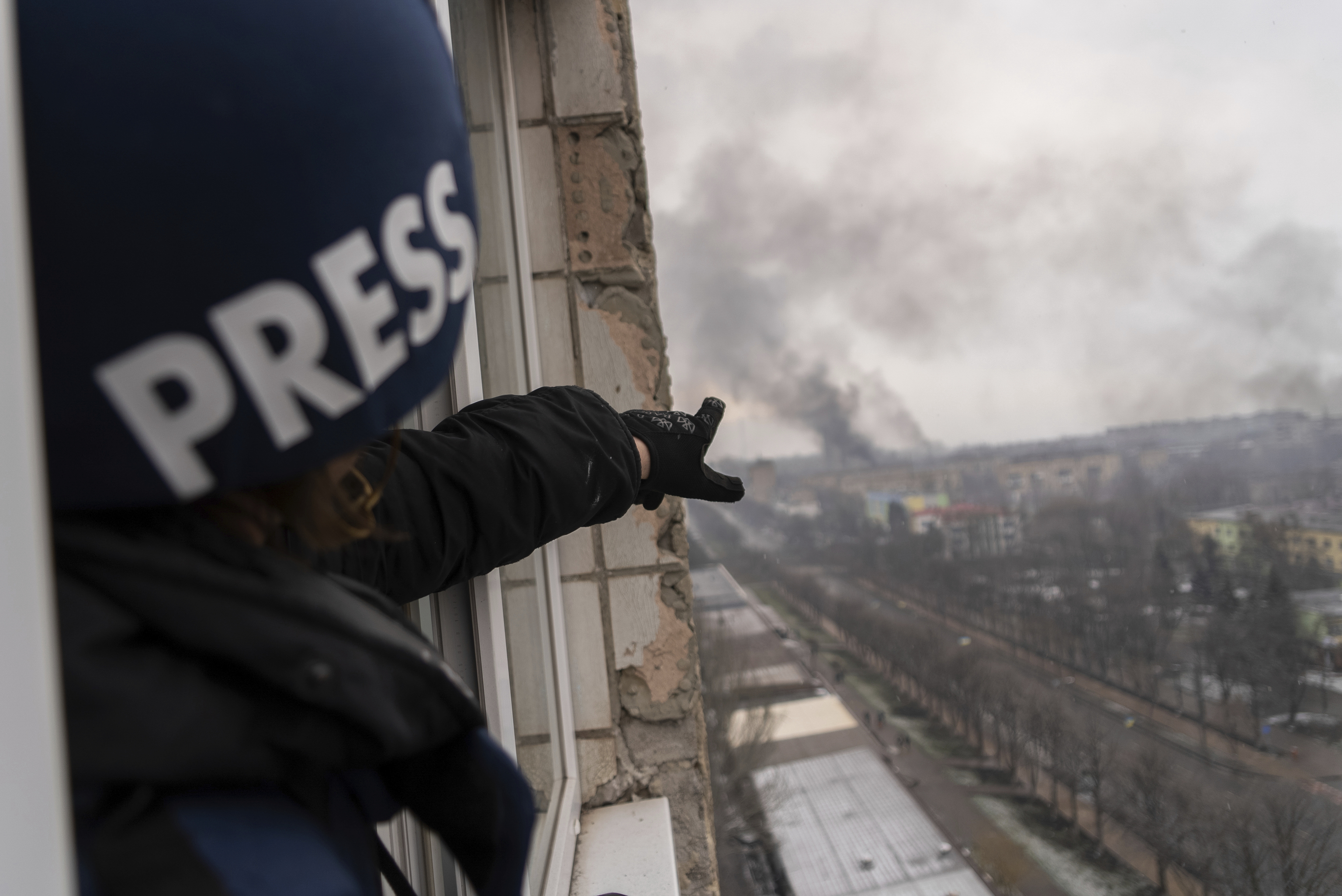 El periodista señala el lugar en el que ha caído un bomba de Rusia.