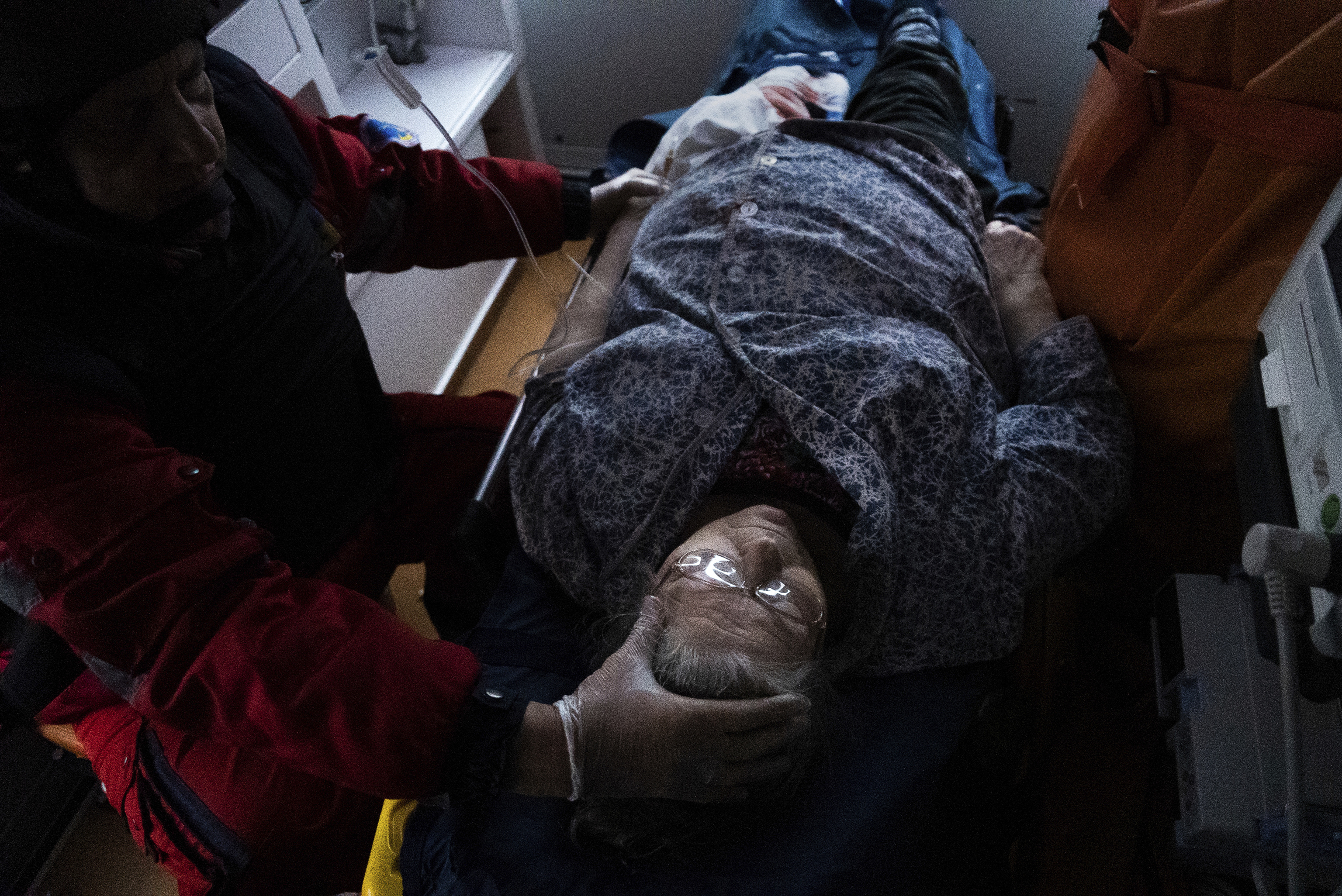 Una anciana, atendida en un hospital de Mariupol.