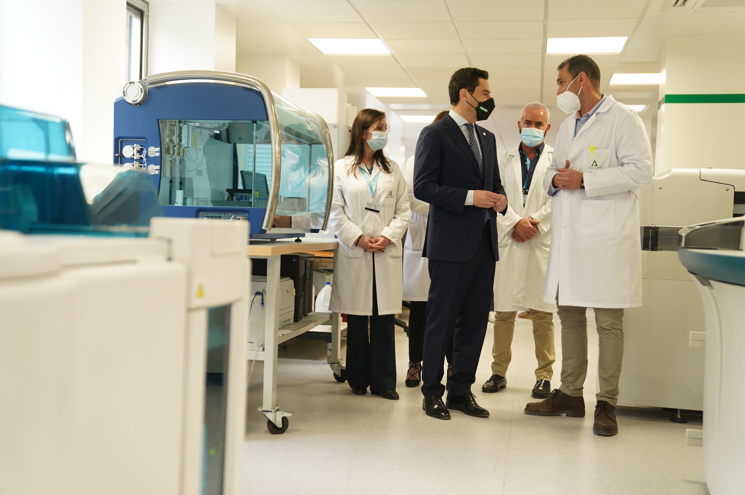 El presidente de la Junta, Juanma Moreno, durante su visita este lunes al laboratorio del Hospital Materno Infantil de Mlaga.