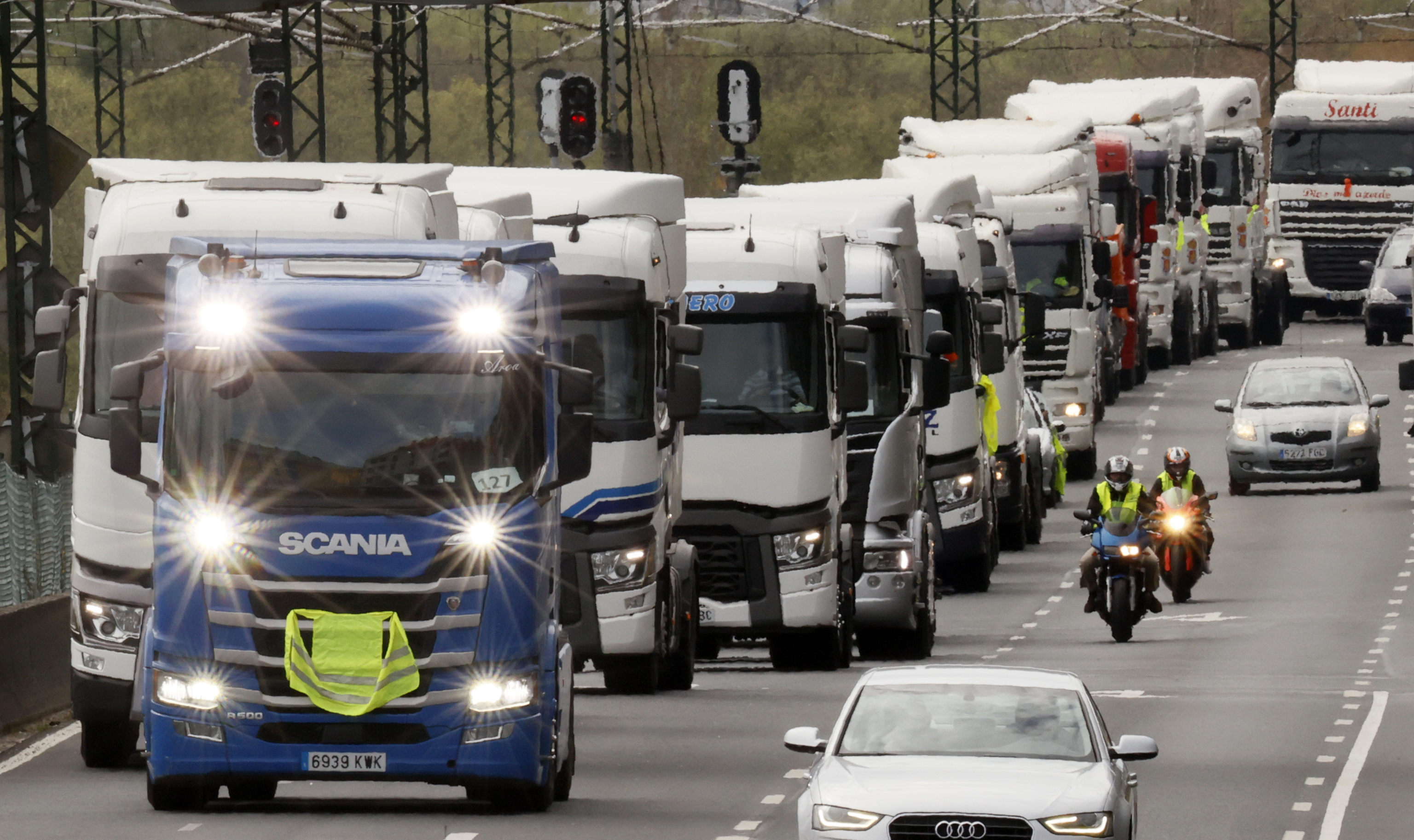 Caravana de camiones en marcha lenta en los alrededores de Santiago de Compostela