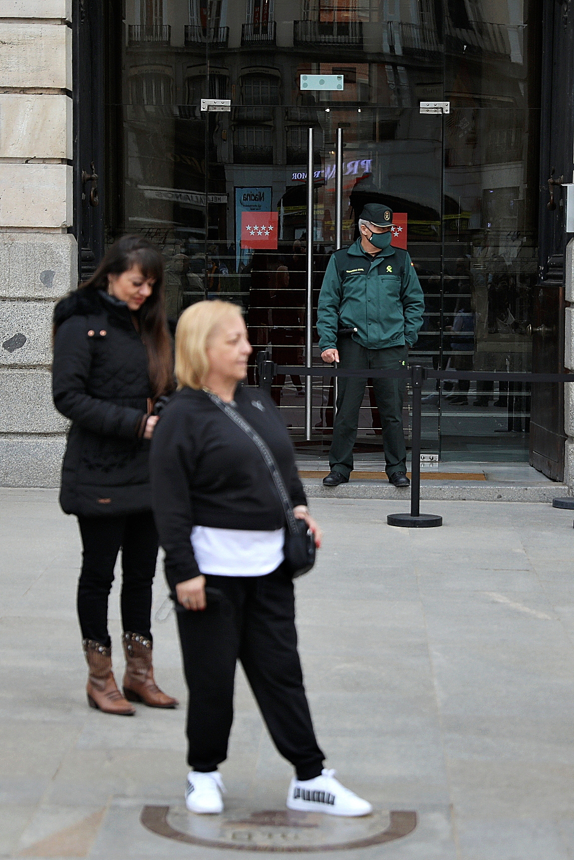 Un agente de la Guardia Civil en la puerta de la sede del Gobierno regional en Sol.