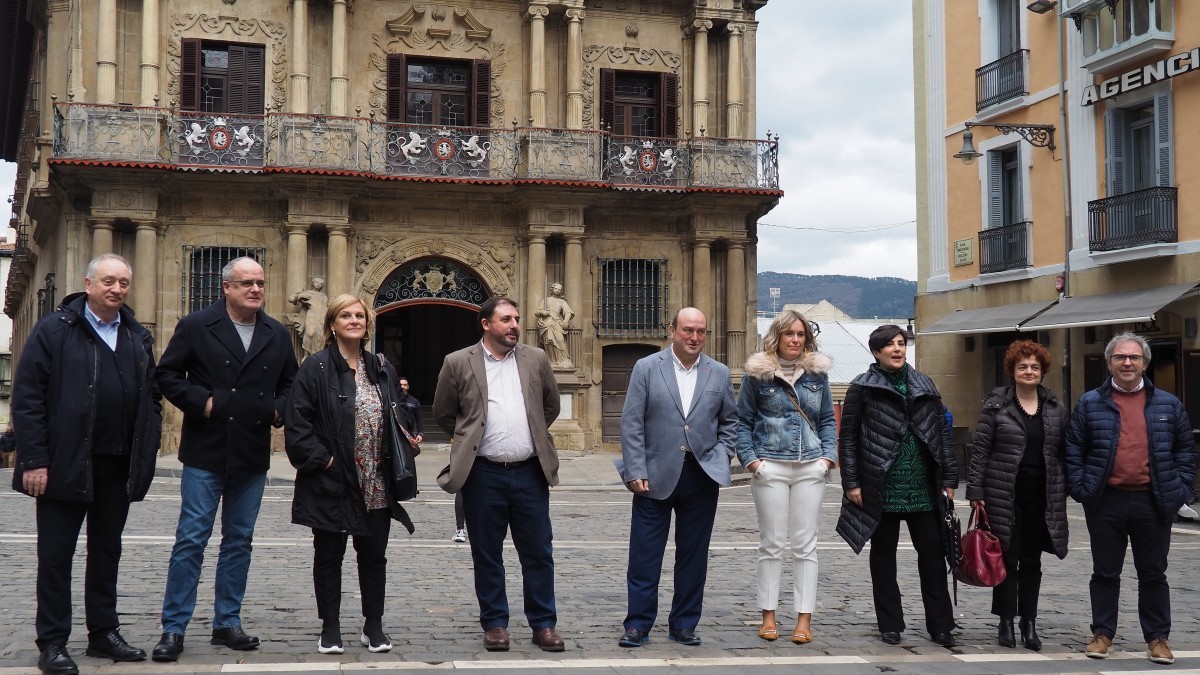 Andoni Ortuzar junto a Unai Hualde, Itxaso Atutxa y Mireia Zrate en la plaza del Ayuntamiento de Pamplona.
