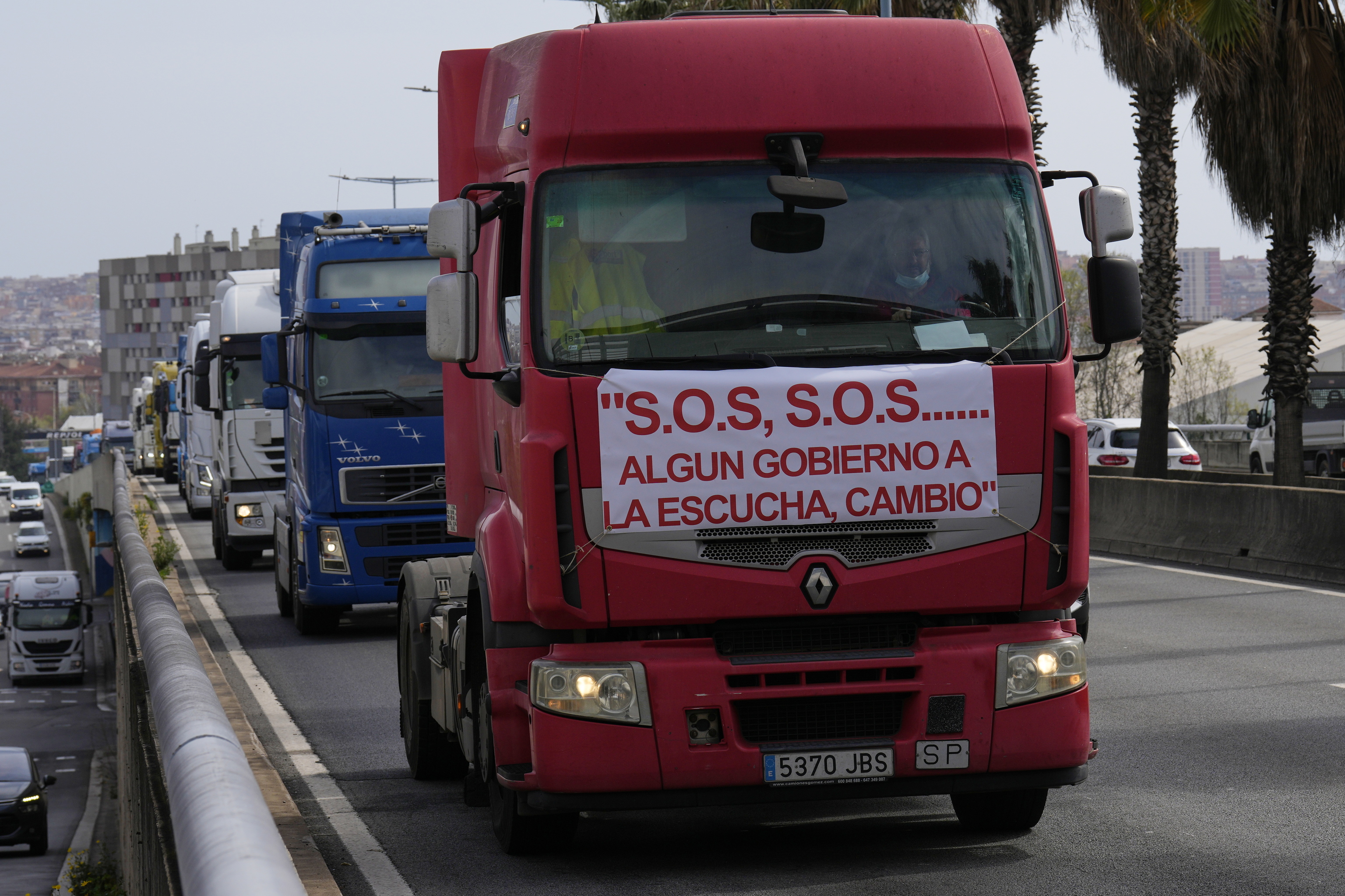 Retenciones en la Ronda Litoral de Barcelona provocadas por las caravanas de marcha lenta de los transportistas, paro del transporte, camioneros, huelga