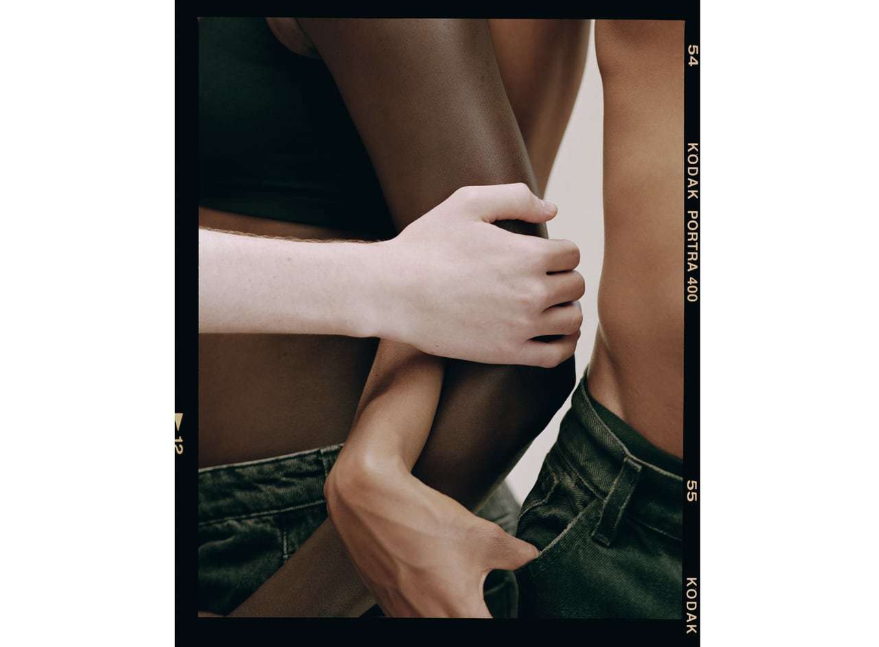 Una de las imgenes de la campaa de Skin Love Collection de Zara, fotografiada por Tyler Mitchell.