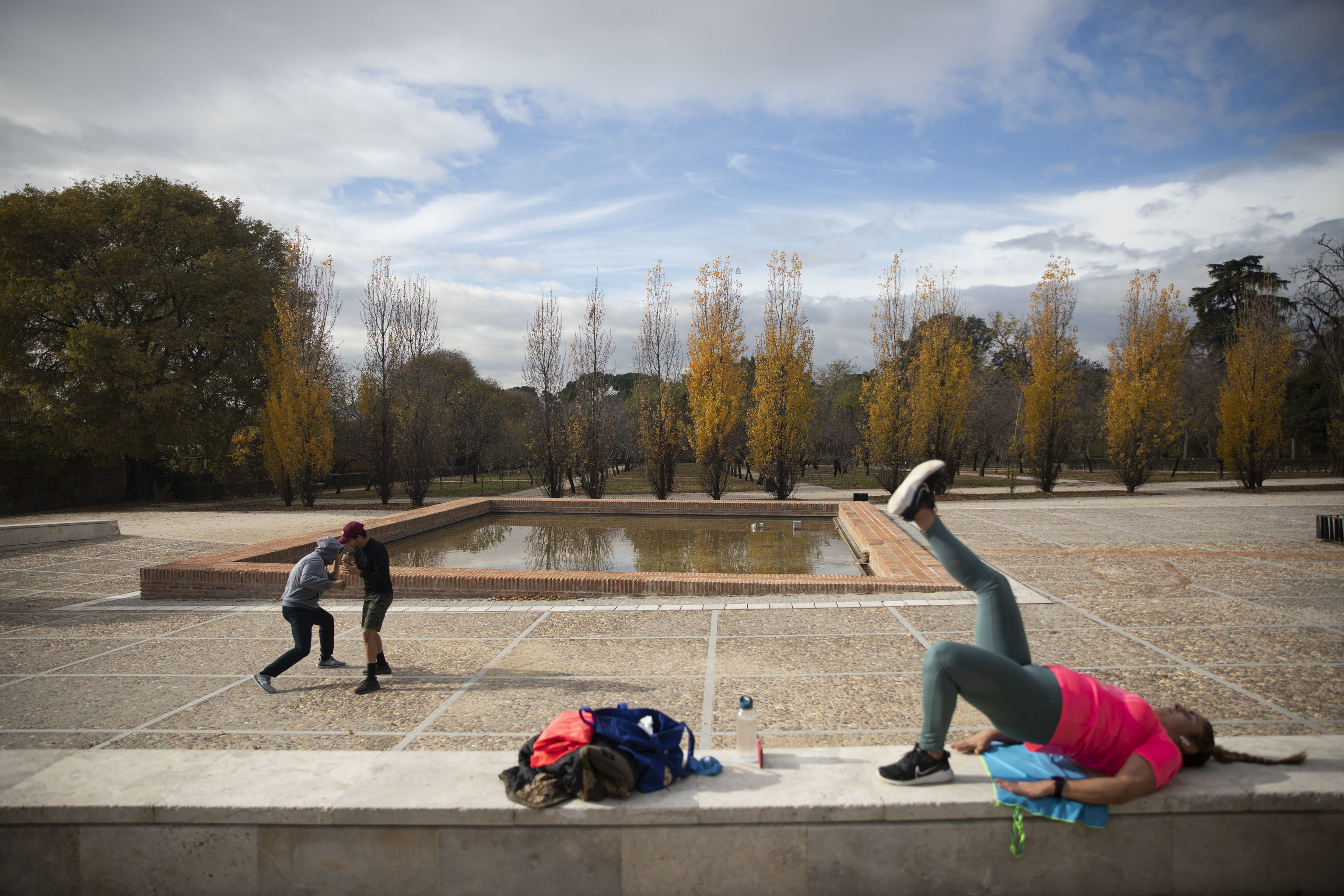 Varias personas hacen ejercicio en el parque del Retiro, en Madrid.