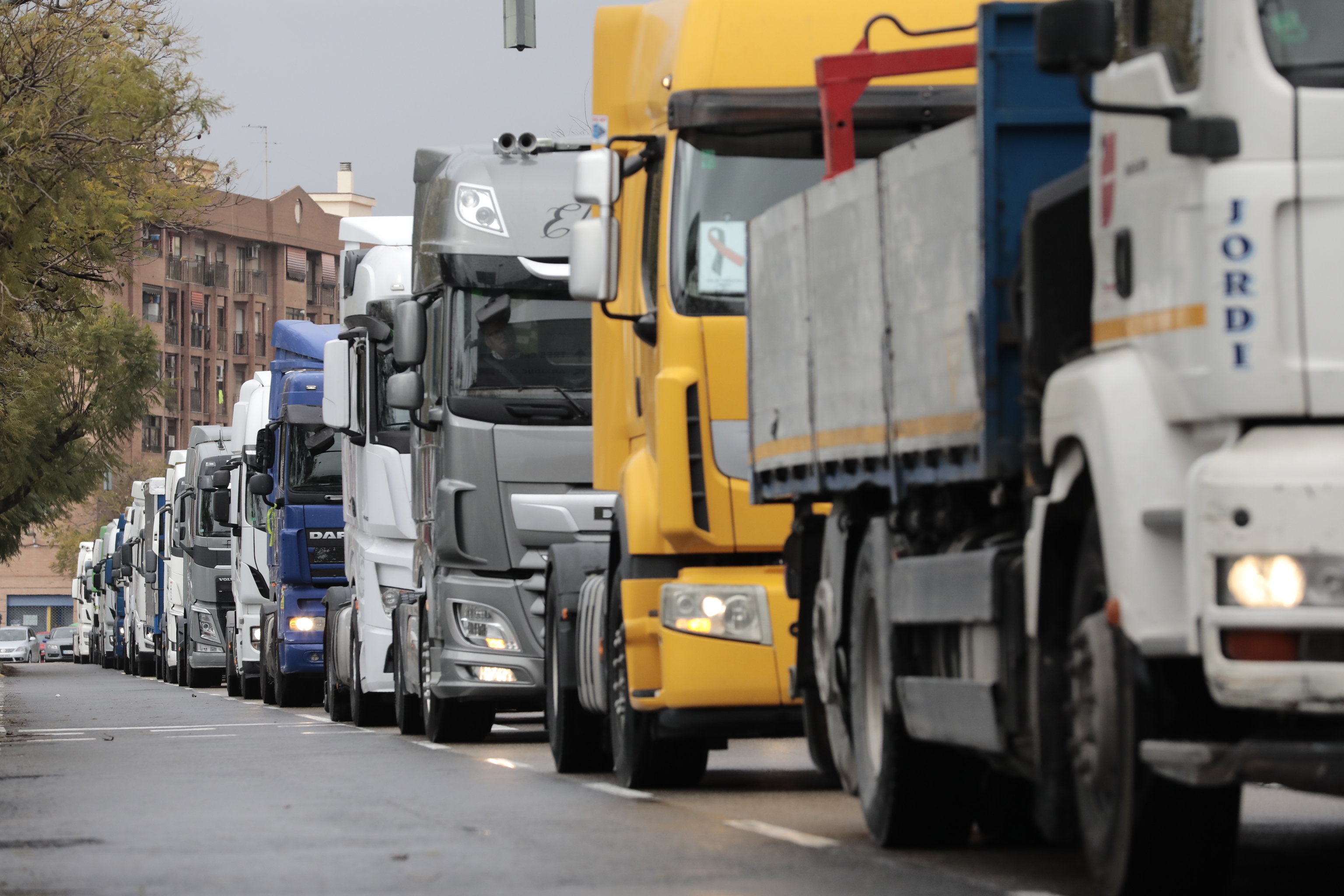 Rebajas en el carburante y subvenciones directas: las ayudas que ya han tomado otros países europeos a sus transportistas