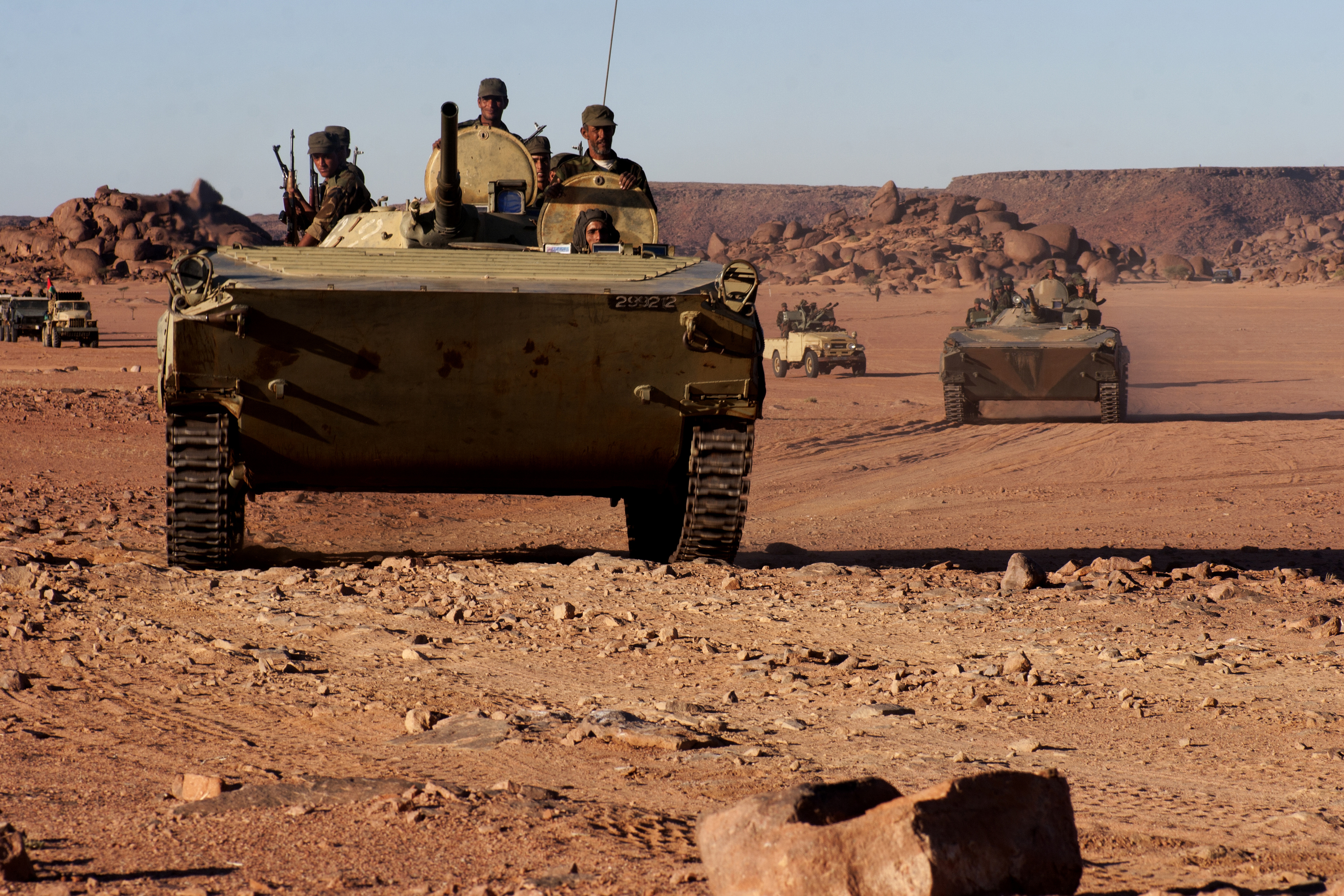 Maniobras con soldados y blindados del ejército del Frente Polisario en el desierto de Tinduf, en 2010.