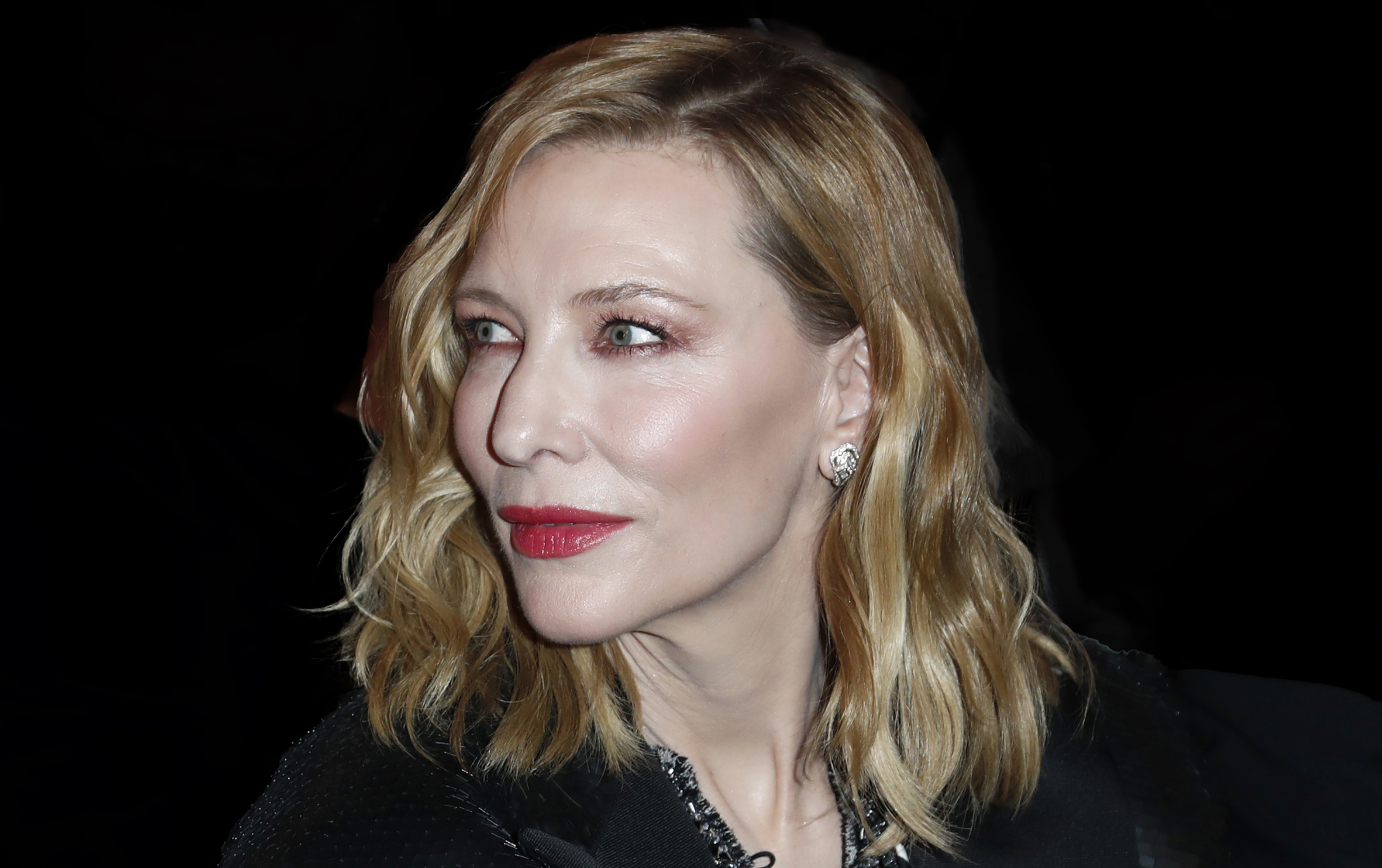 Cate Blanchett, 52, no renuncia a los labios rojos.