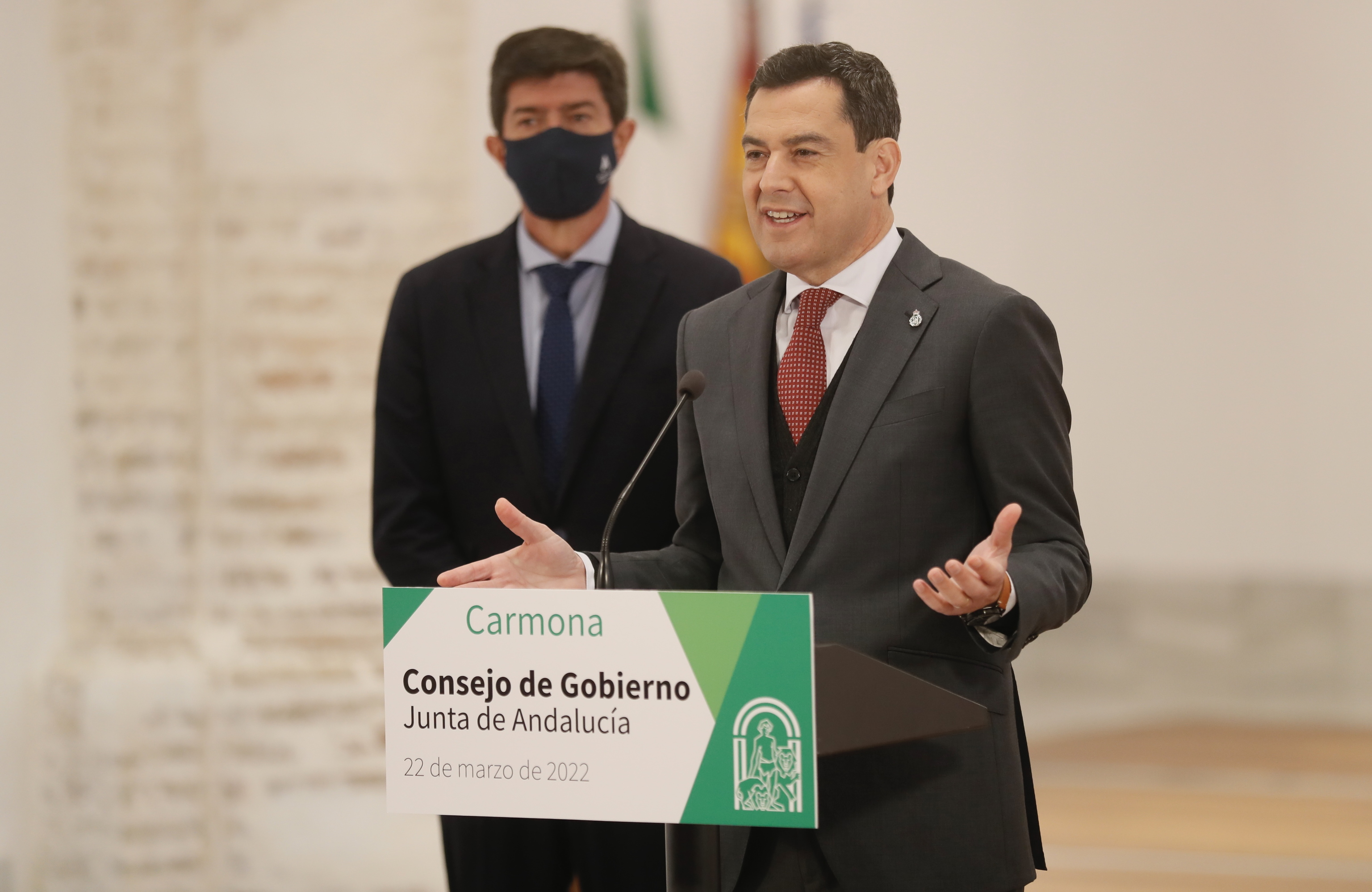 El presidente de la Junta, Juanma Moreno, este martes en Carmona (Sevilla) tras la reunin del Consejo de Gobierno.