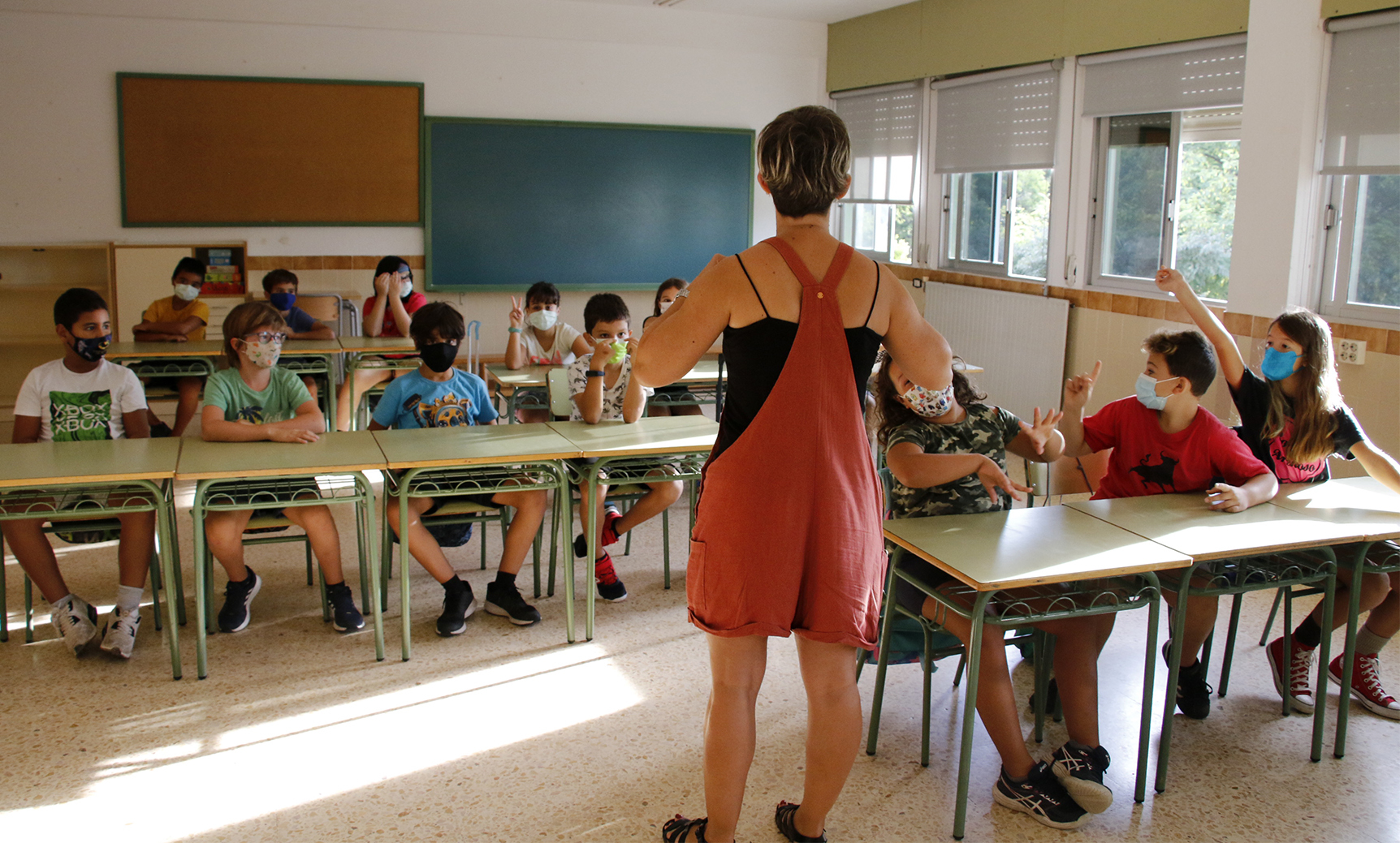 Una maestra imparte clase a sus alumnos en un centro educativo de Castelln.