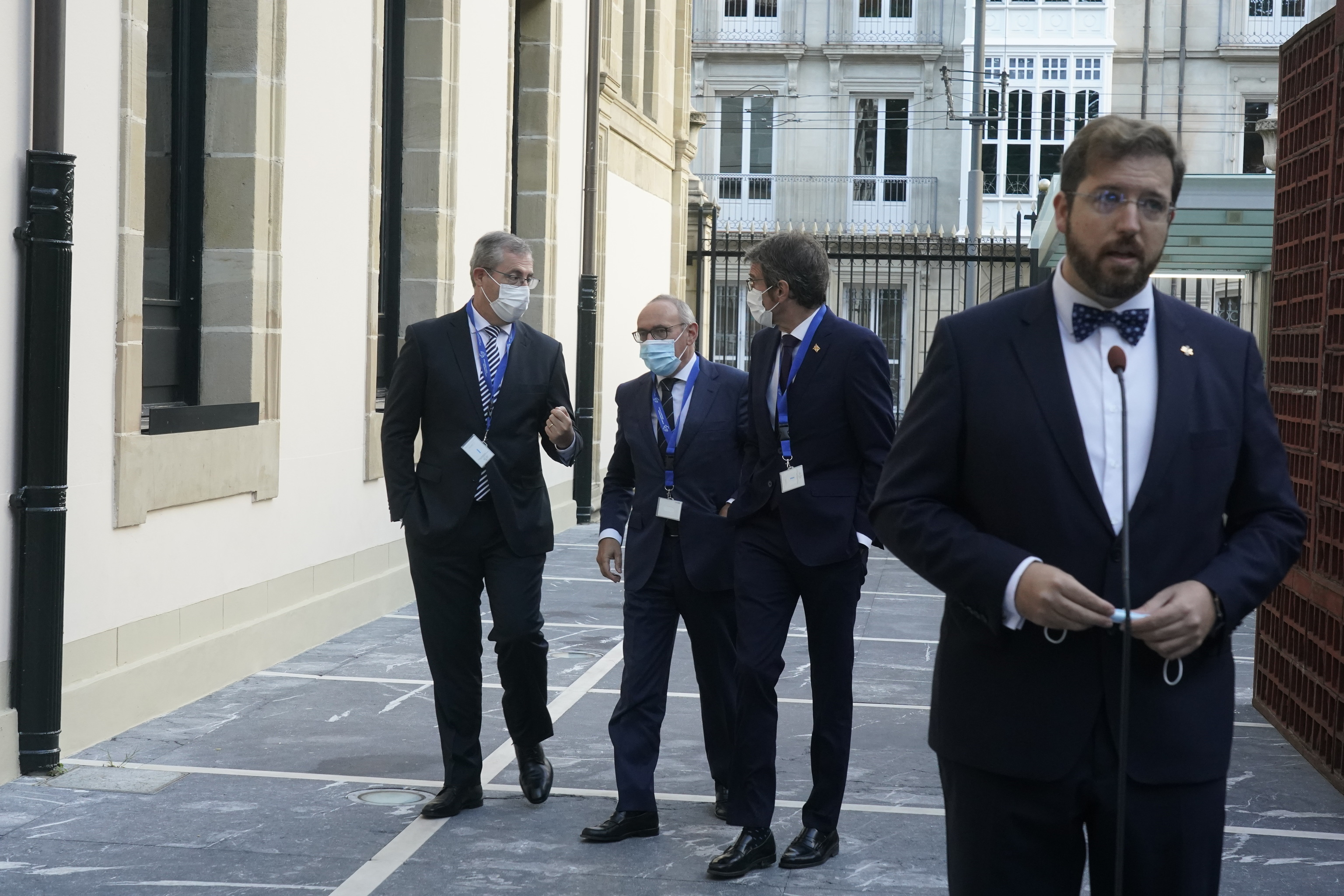 El parlamentario Luis Gordillo realiza declaraciones en el Parlamento Vasco mientras acceden a la Cámara Markel Olano, Ramiro González y Gorka Urtaran.