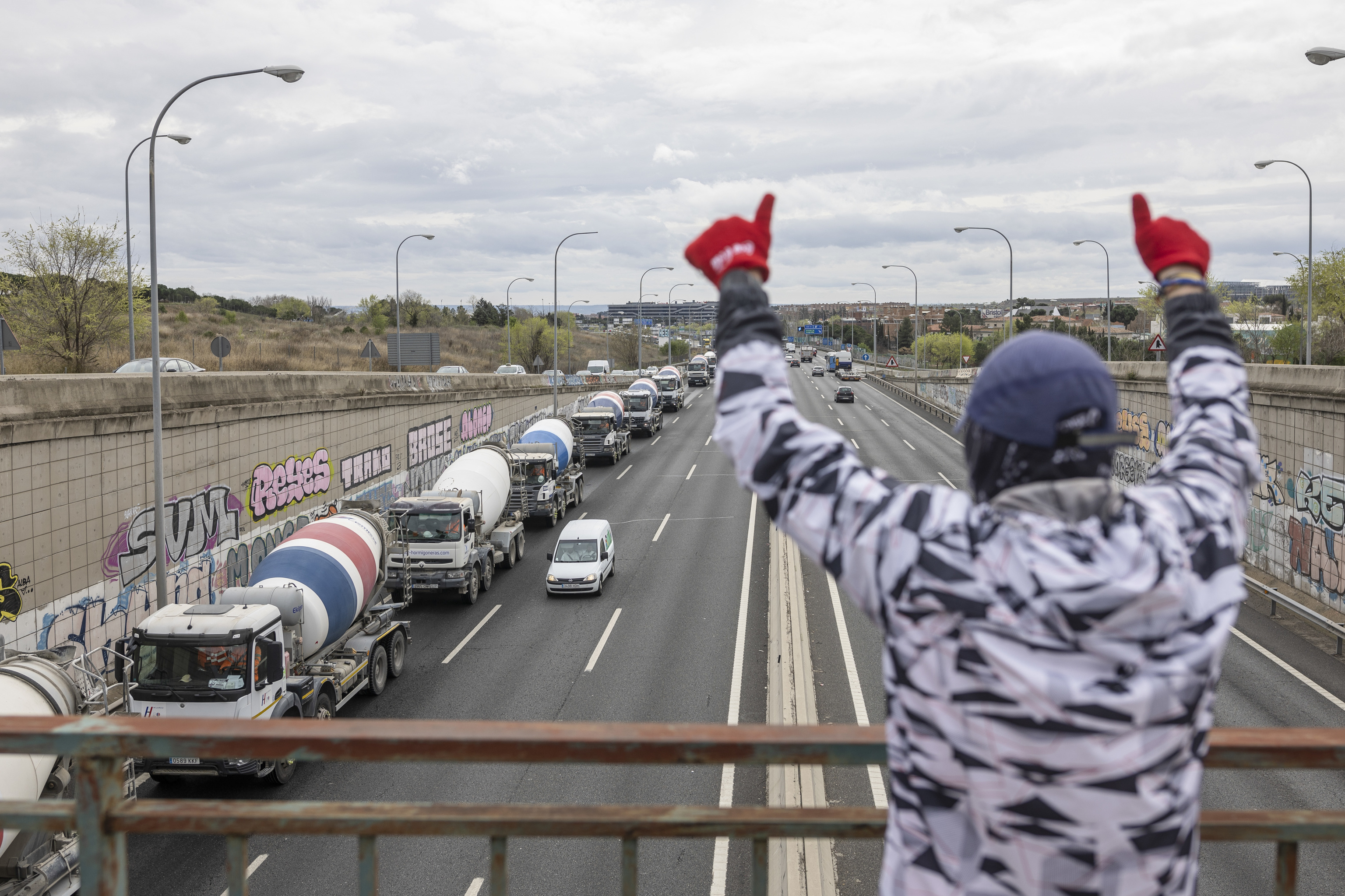 Marcha protesta de los camioneros contra el Gobierno porque las medidas anunciadas no compensan el alza del precio de los carburantes.