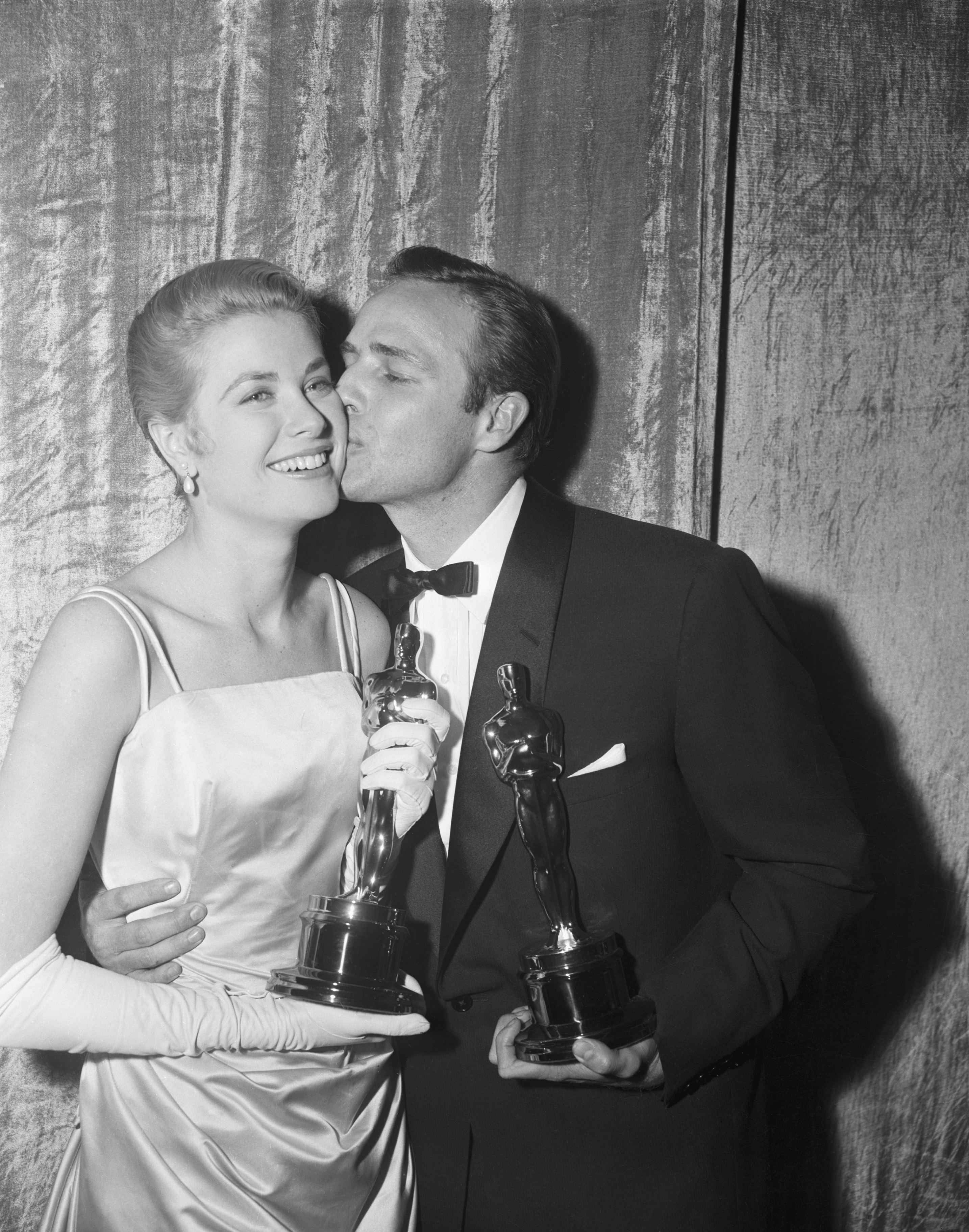 Grace Kelly y Marlon Brando en los Oscar de 1955.