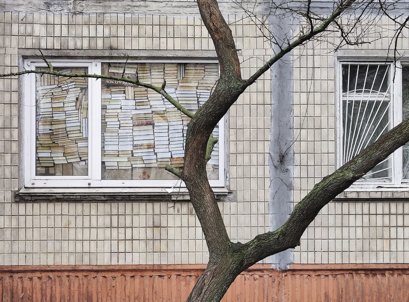Ventana tapiada con libros en la casa del investigador Lev Shevchenko en Kiev.