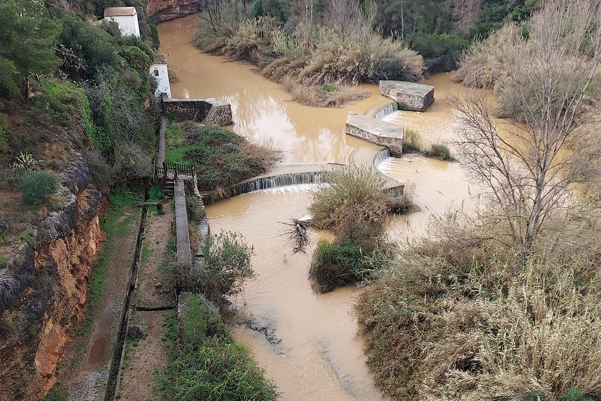 El azud del ro Mijares en Vila-real, ayer con agua turbia y marrn por el temporal.