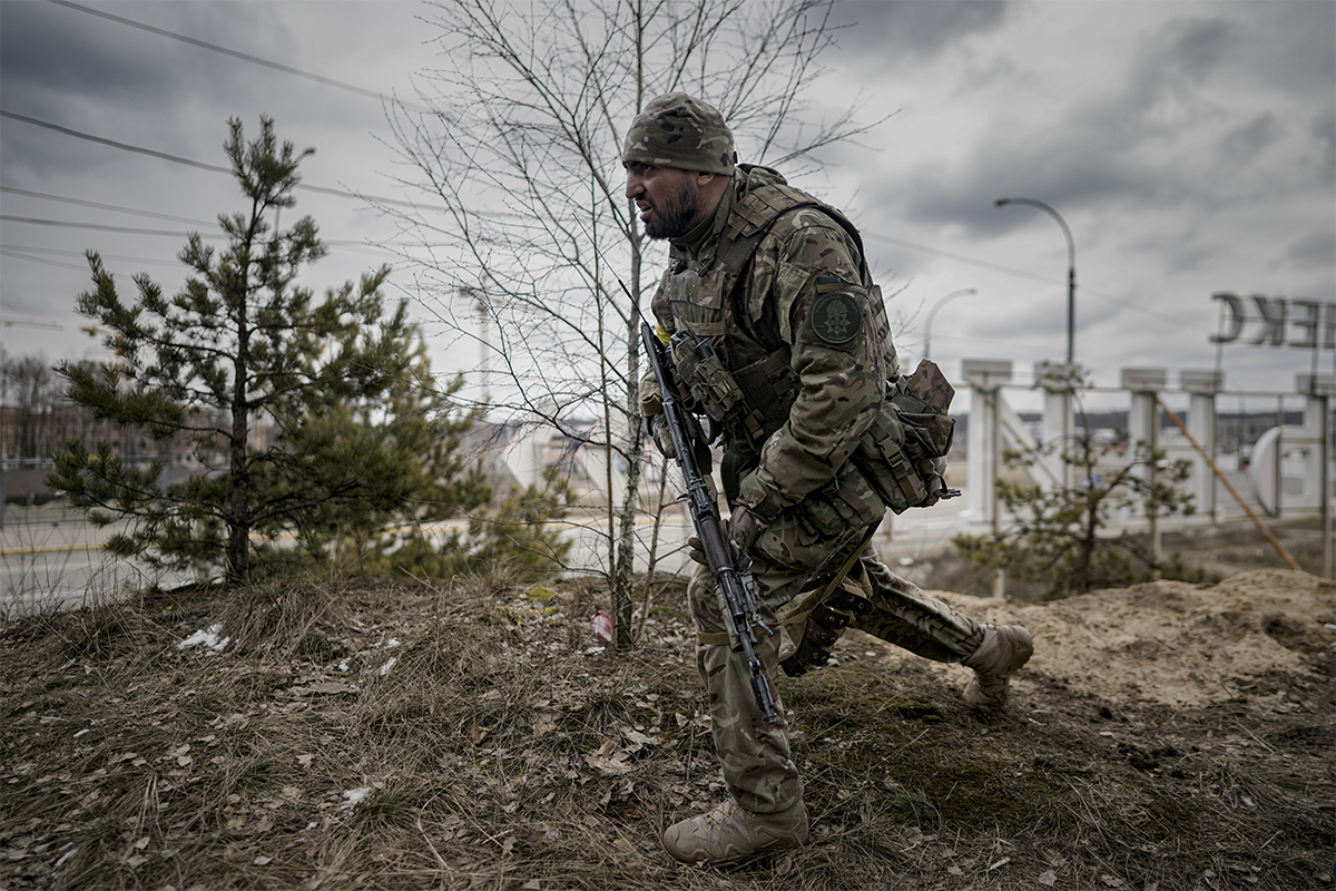Un militar ucraniano busca una posicin de tiro mientras observa los vehculos que se acercan en Irpin, Ucrania.