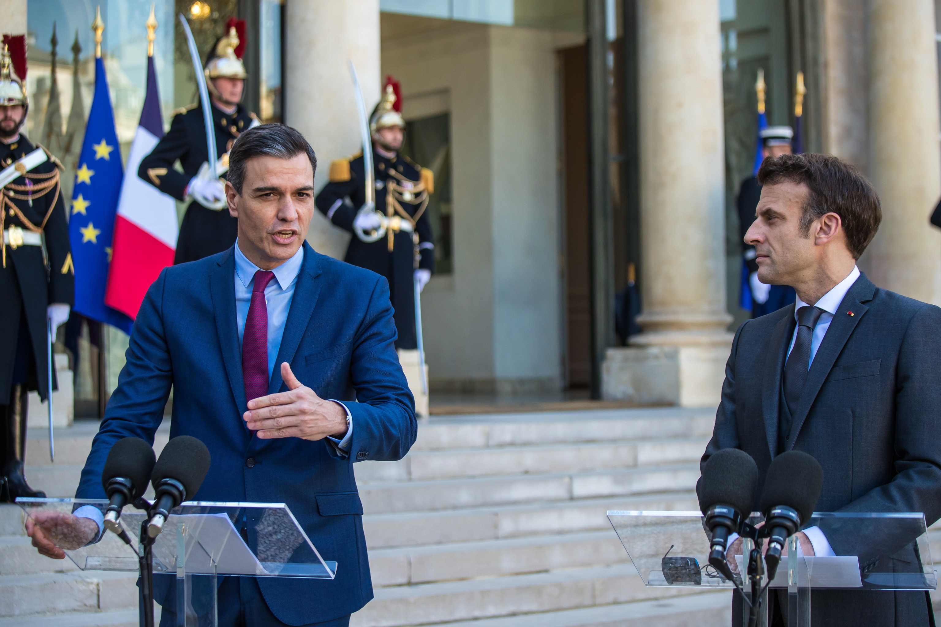 Pedro Sánchez y Emmanuel Macron, el lunes, en el Palacio del Elíseo.