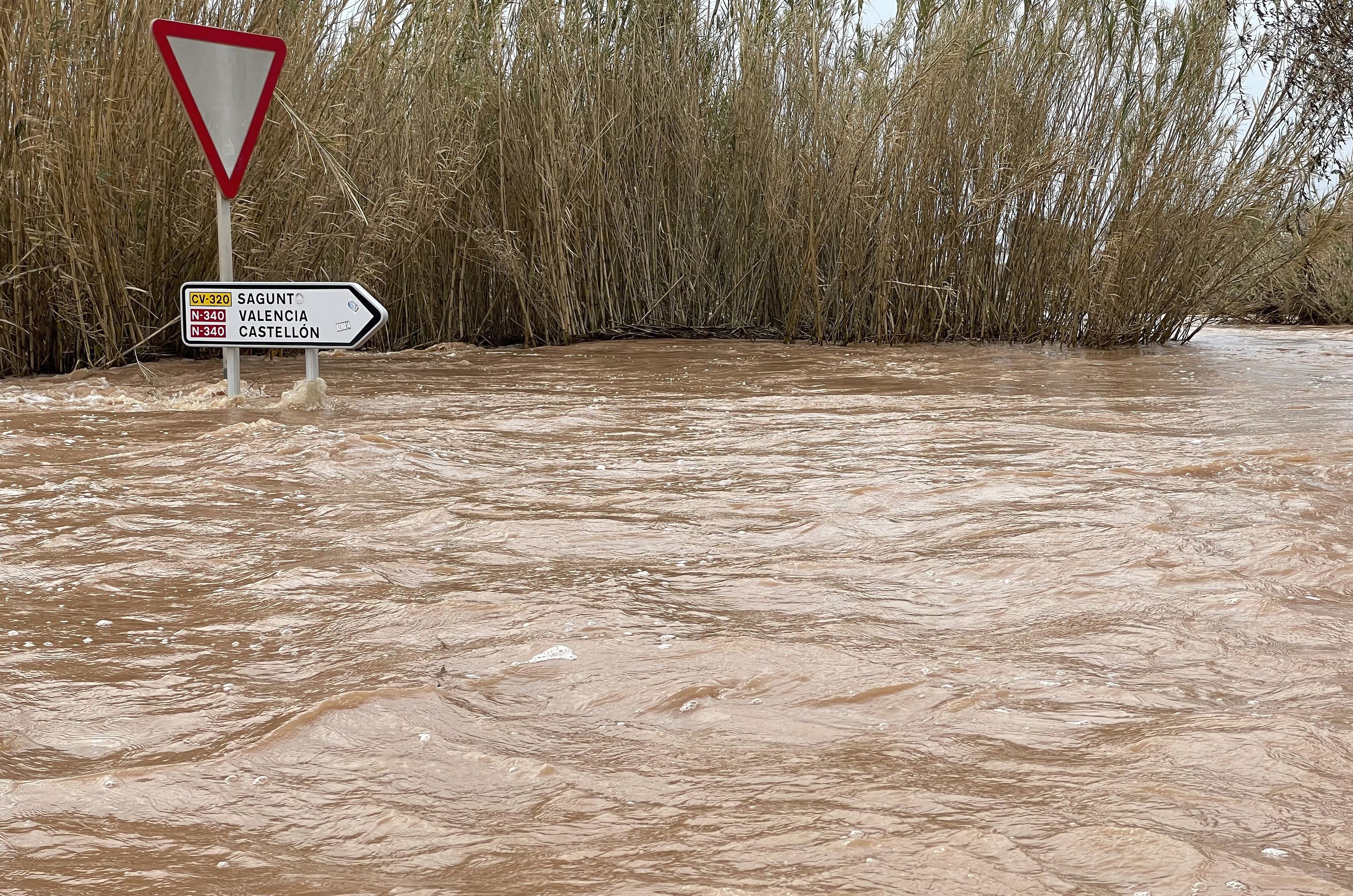 Una carretera inundada en Canet de Berenguer.