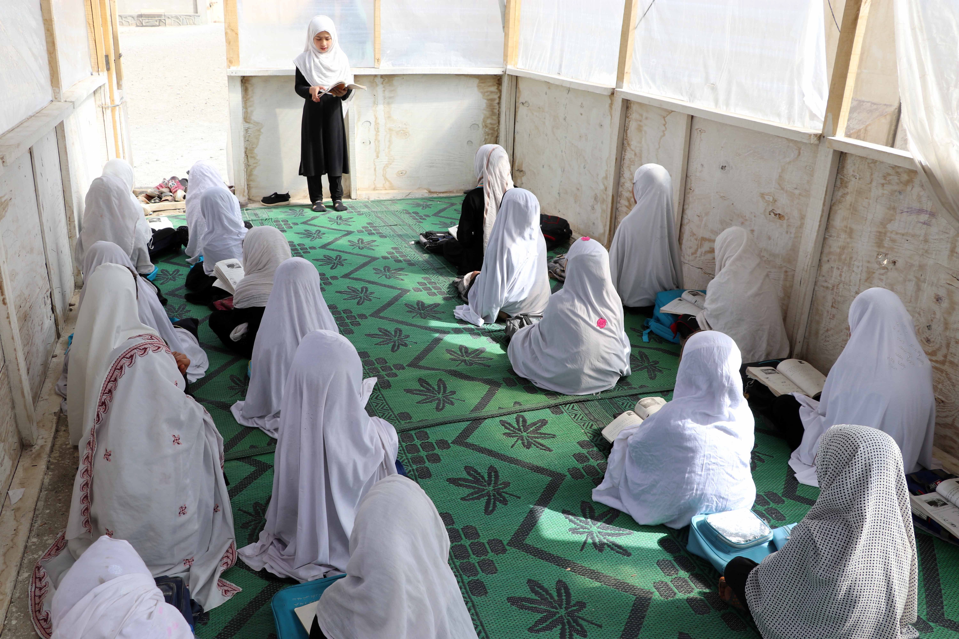 La UE pide a los talibán que cumplan su compromiso de permitir escolarizar a las niñas en Afganistán