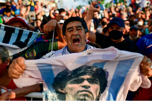 Un aficionado con la bandera de Maradona.