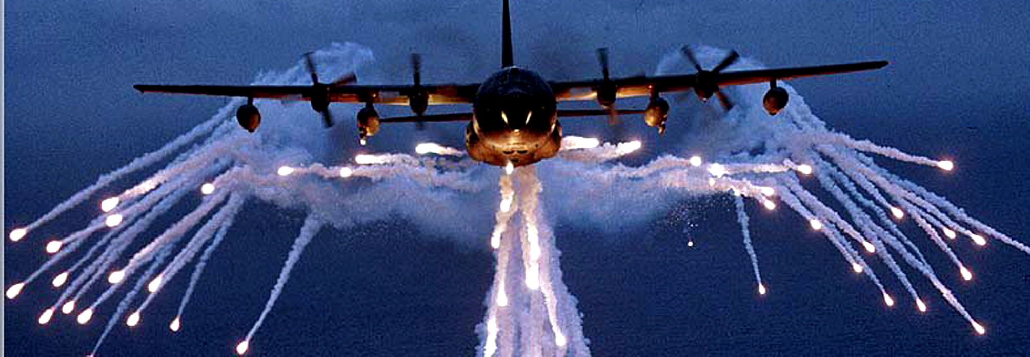 Un avión dispara bombas cargadas de fósforo blanco, durante la batalla de Faluya, en 2004.