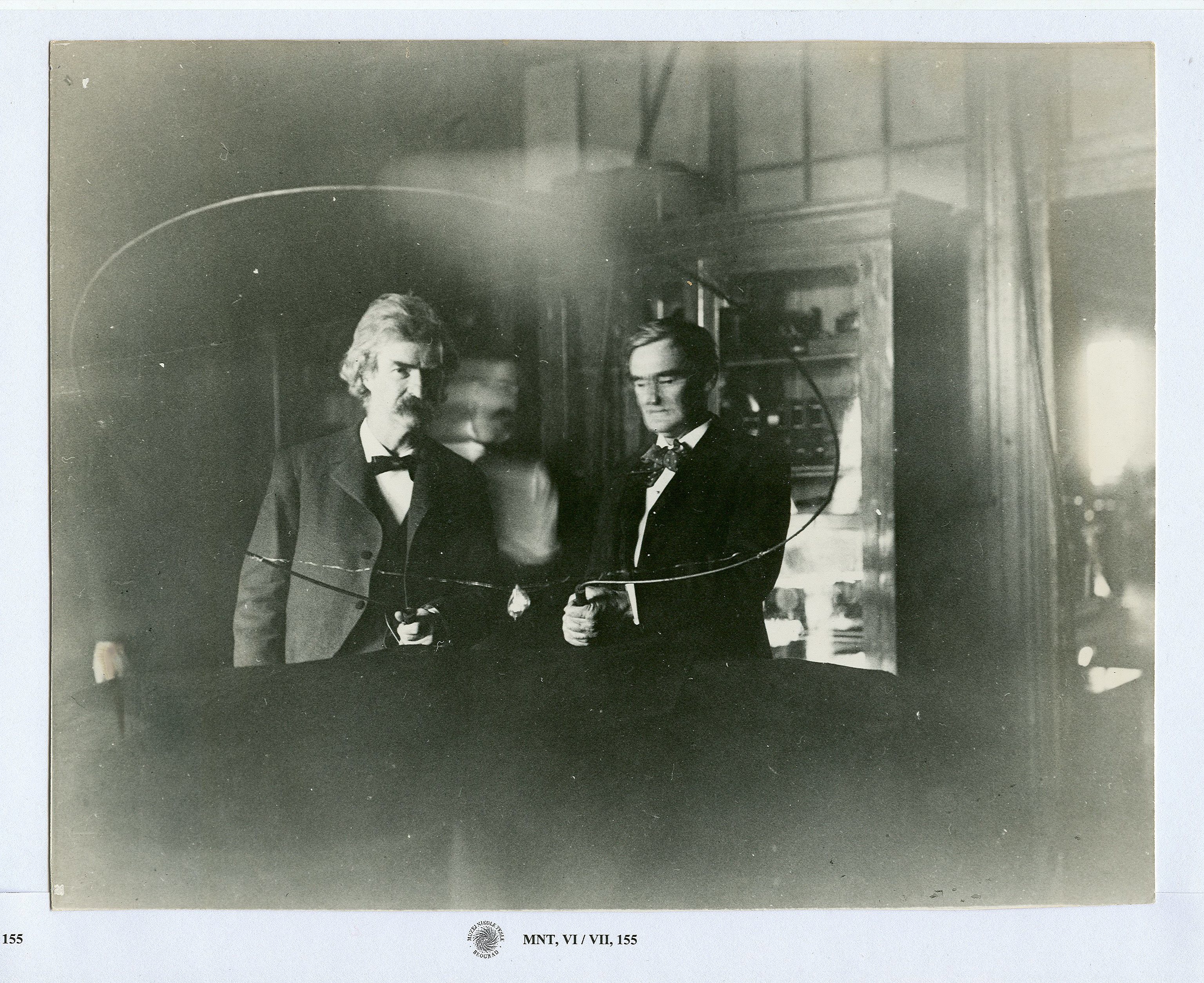 Mark Twain y Joseph Jefferson en el laboratorio de Tesla, en 1894.