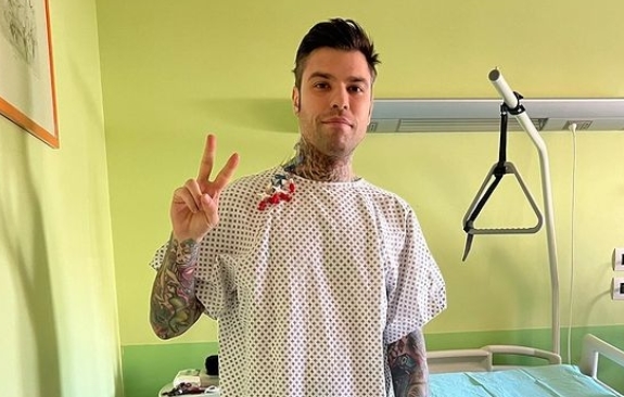 El rapero Fedez, en una foto tomada en el hospital donde ha sido operado.