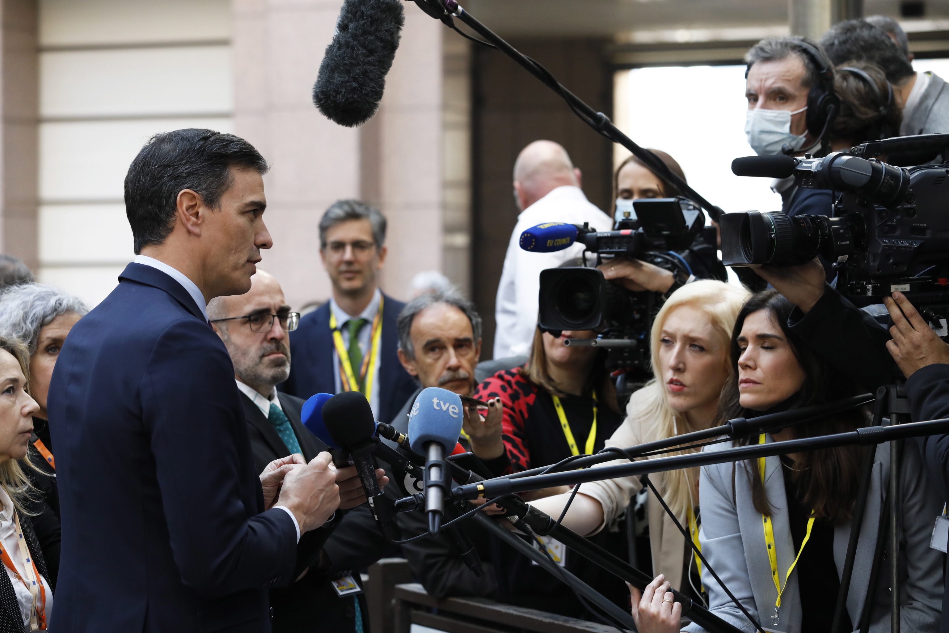 Pedro Snchez atiende a la prensa a la llegada a la reuni  del Consejo Europeo en Bruselas.