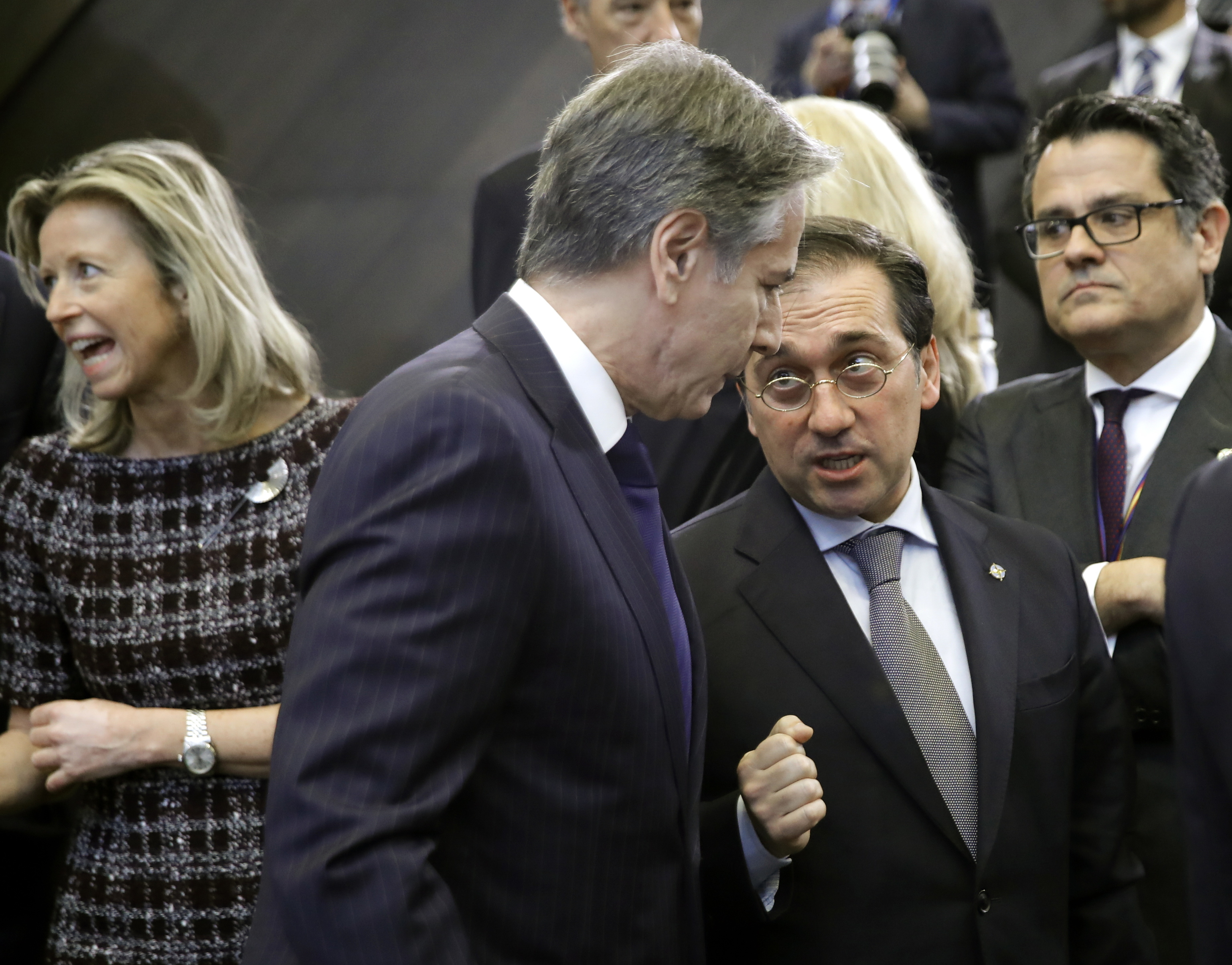 José Manuel Albares conversa con Anthony Blinken en la cumbre de la OTAN en Bruselas.