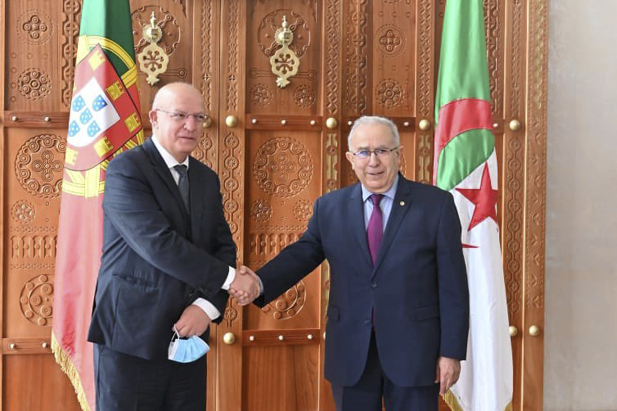 El ministro de Exteriores de Portugal, Augusto Campos, y su homlogo argelino,  Ramtane Lamamra.